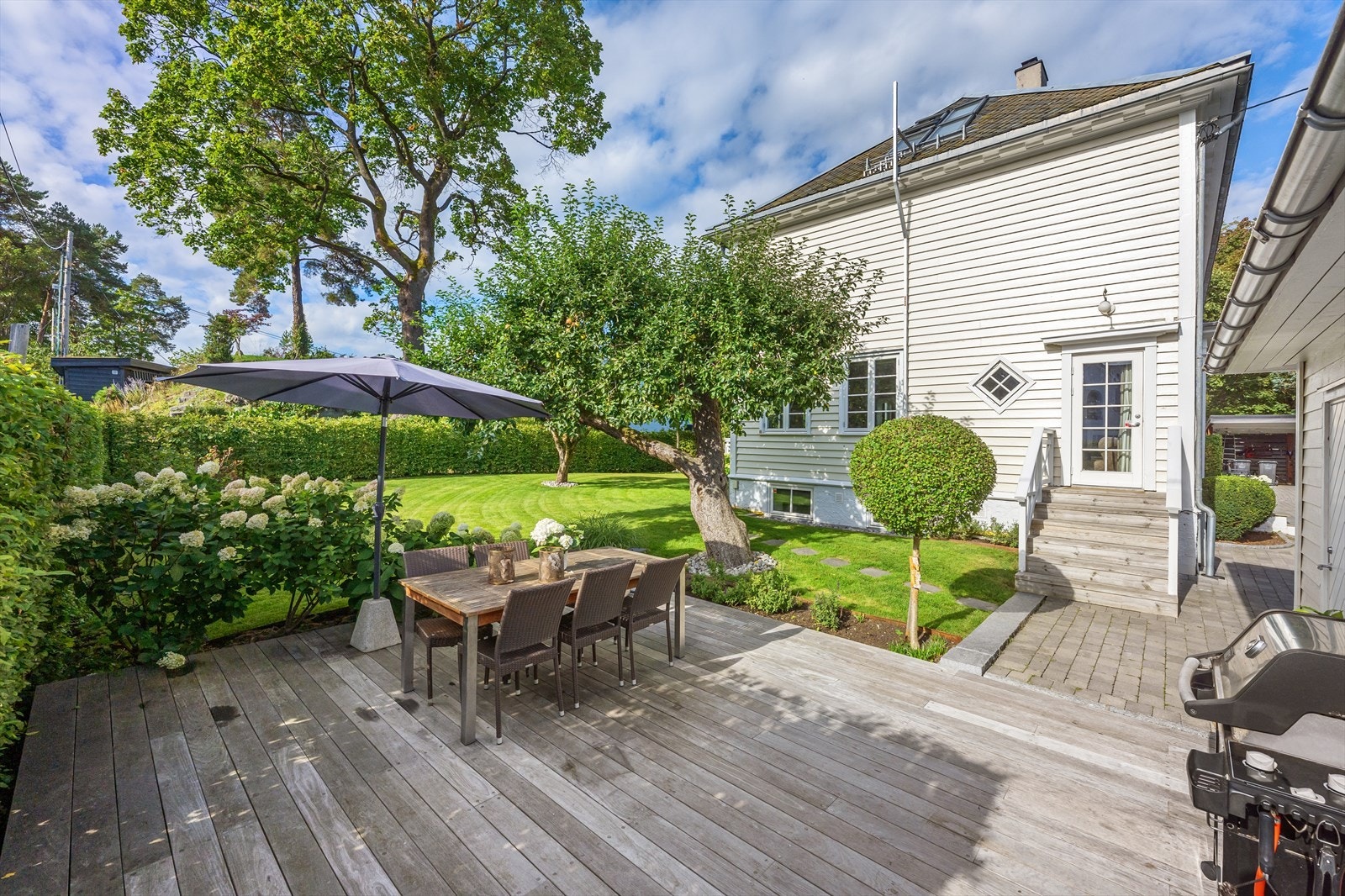 En romslig sone med plass til stor spisegruppe - perfekt for sene sommerkvelder, samt hyggelige stunder med familie og venner. Galleribilde