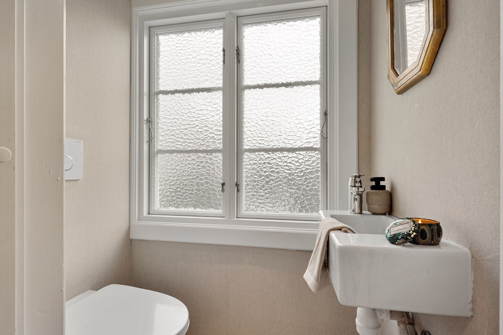 Praktisk gjestetoalett med servant, speil og vegghengt WC. Galleribilde