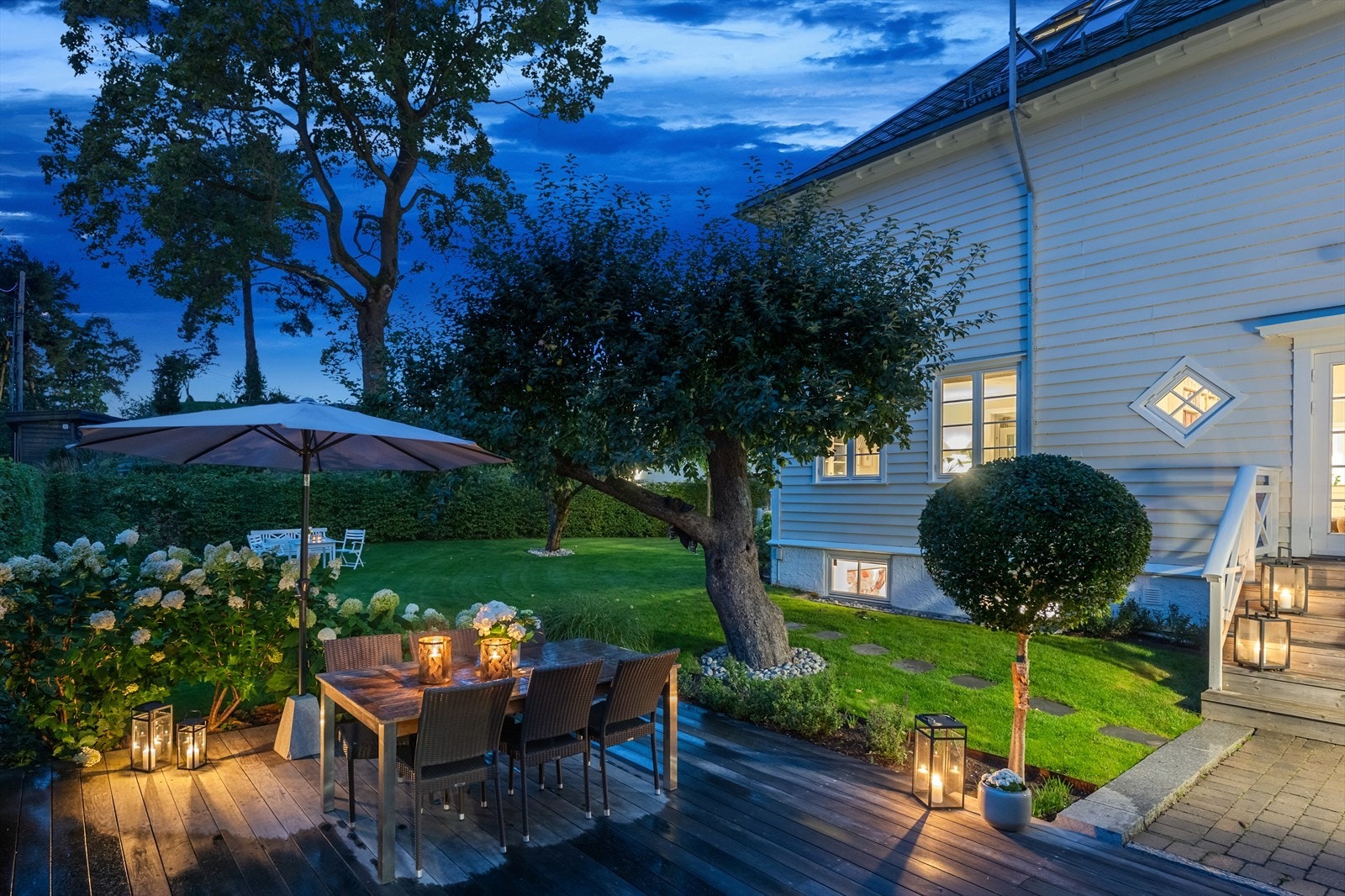 Romslig og usjenert terrasse Galleribilde