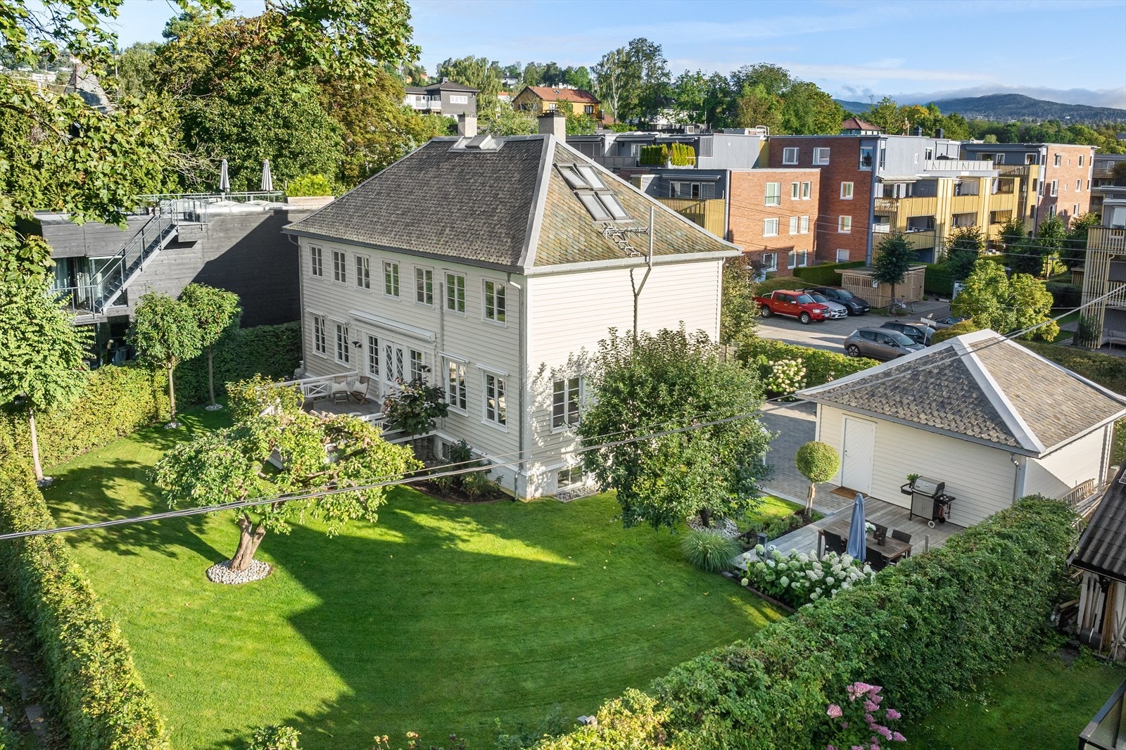 Hagen er utformet i samarbeid med hagearkitekt - med japanske kirsebærtrær, syrin -hjertetrær etc. Galleribilde