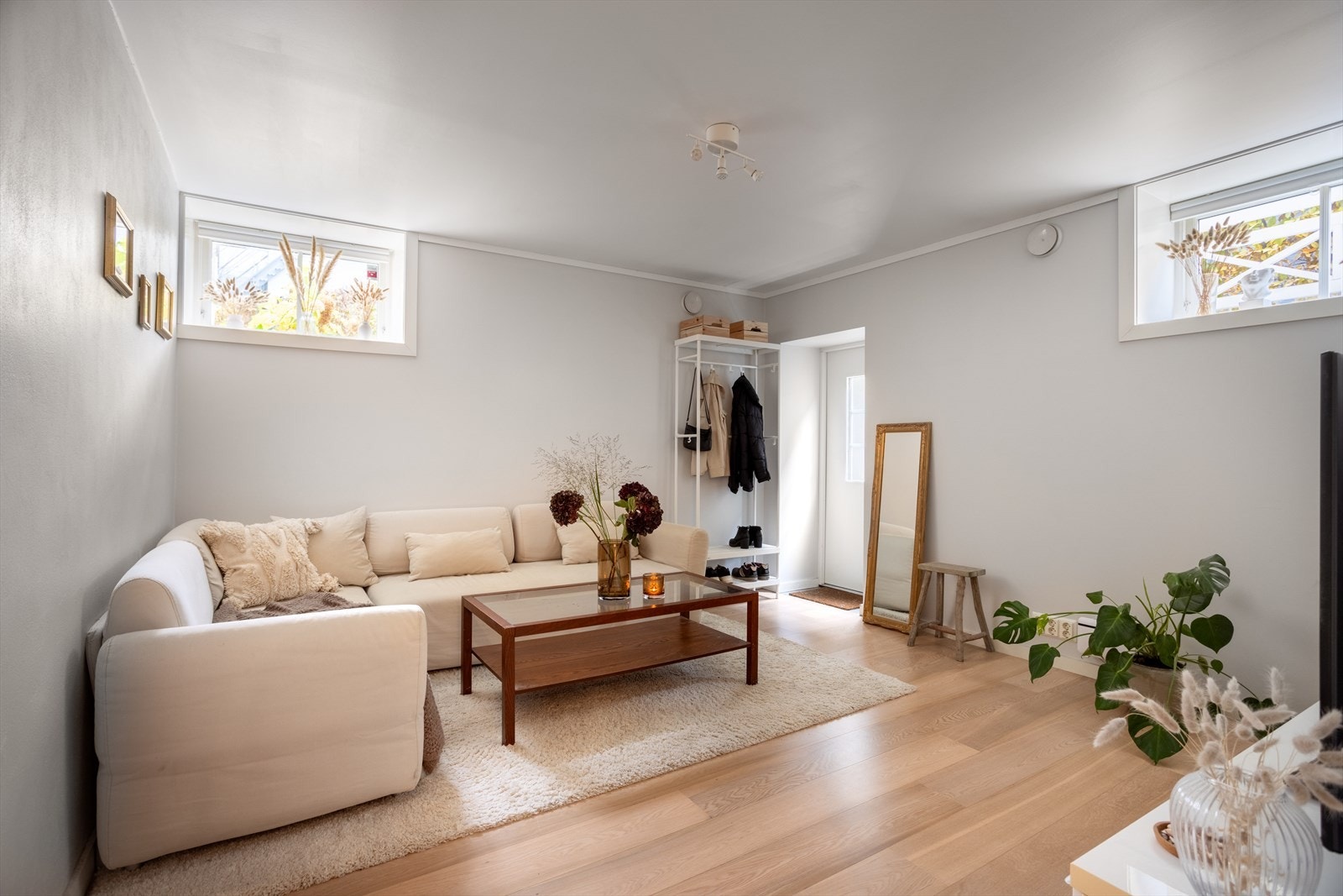 Hybel med egen inngang, skjermet fra hoveddelen. Leies i dag ut for kr. 17.379,- inkl. fiber per mnd. Galleribilde