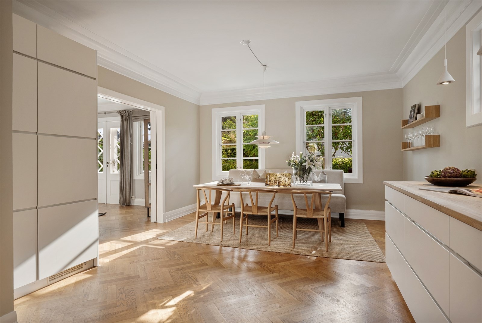 Lyst og romslig kjøkken med kvalitetsbelysning fra Expo Nova, Louis Poulsen og Foscarini Galleribilde