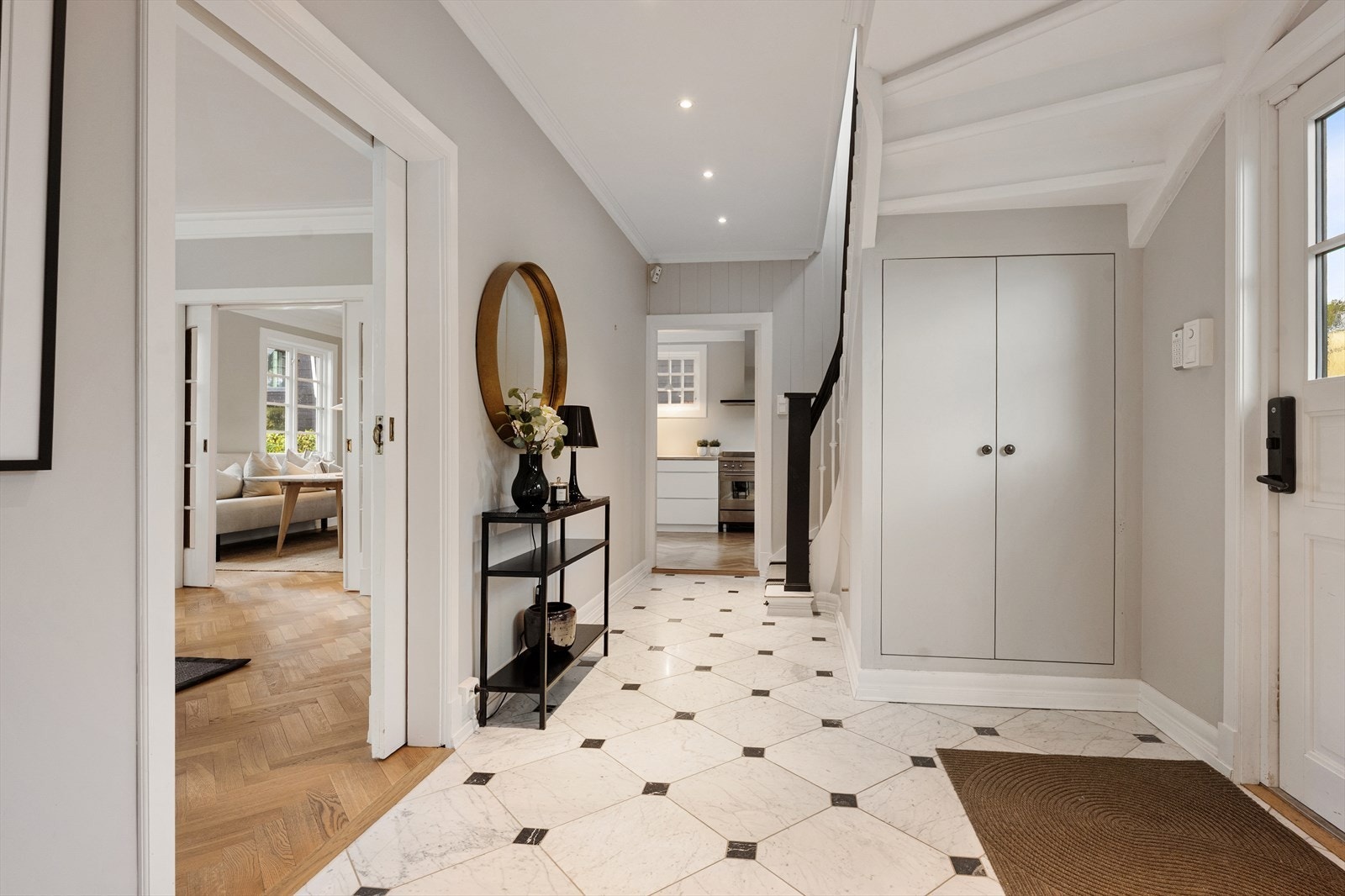 Plassbygd garderobeskap under trappegang med rikelig av oppbevaring. Galleribilde