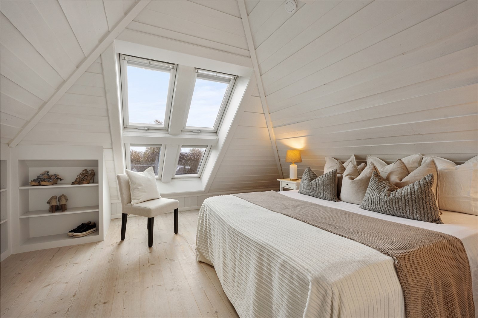 Soverom nr 5 -dobbeltseng, nattbord og plassbygd hyllesystem - gir rommet både stil og funksjonalitet. Galleribilde