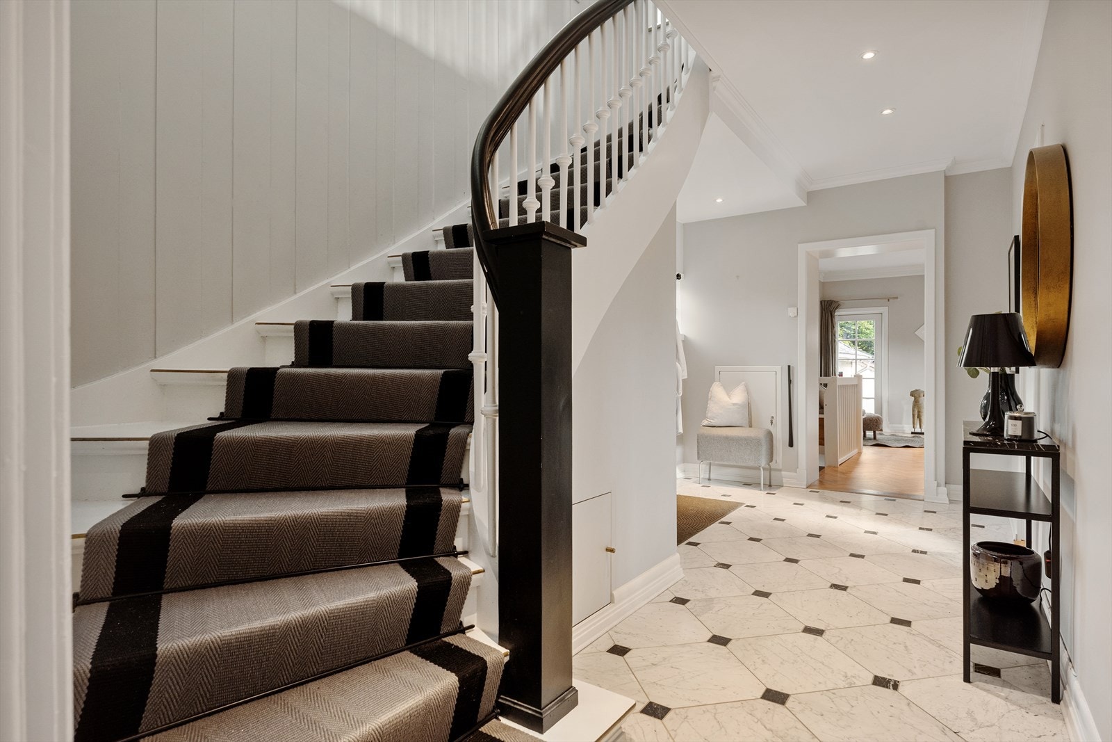 Ekslusivt trapp med trappeløper fra Coté Bretagne Galleribilde