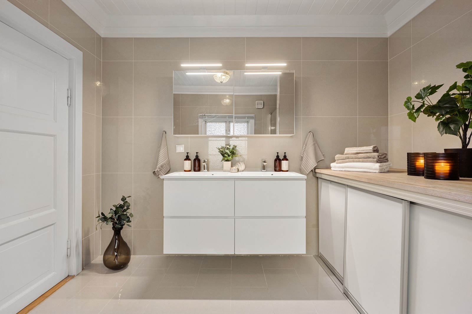 Gode og praktiske oppbevaringsløsninger, samt varmekabler i gulv. Galleribilde