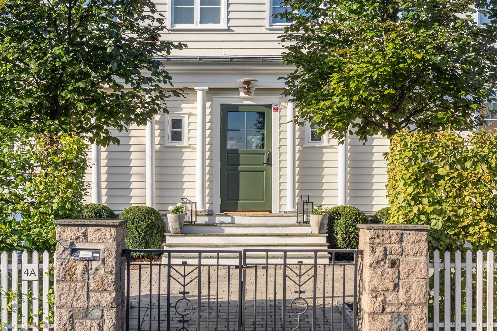 Eiendommen er nylig tilbakeført til sin opprinnelige herskapeliget med antikkhvit fasade og tidsriktige detaljer. Galleribilde