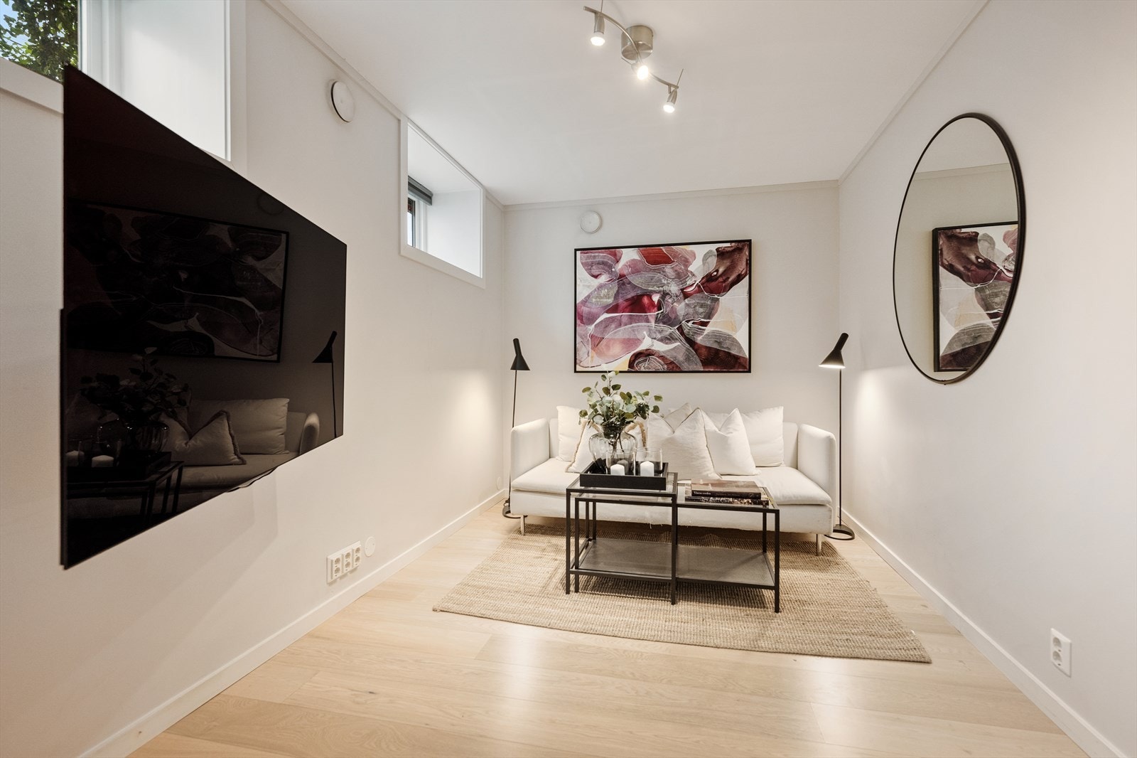 Romslig kjellerstue som innbyr til lek, filmkveld og avslapning. Galleribilde