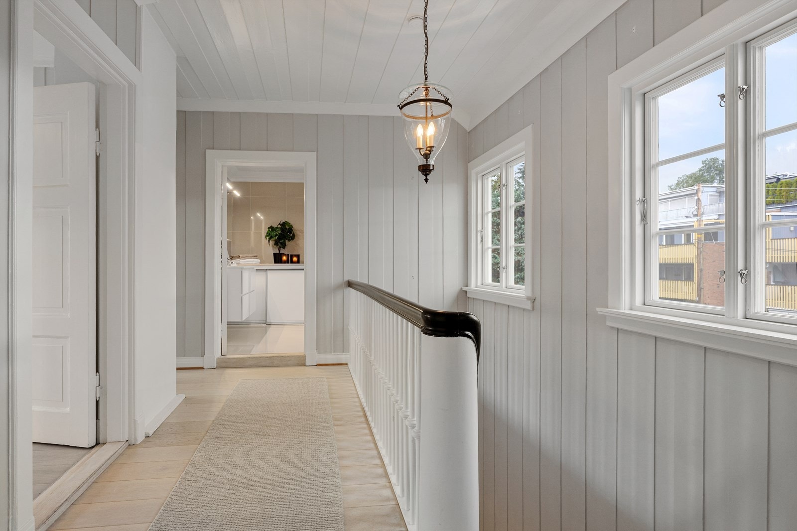 Gjennomgående hall gir naturlig forbindelse mellom oppholdsrommene. Galleribilde