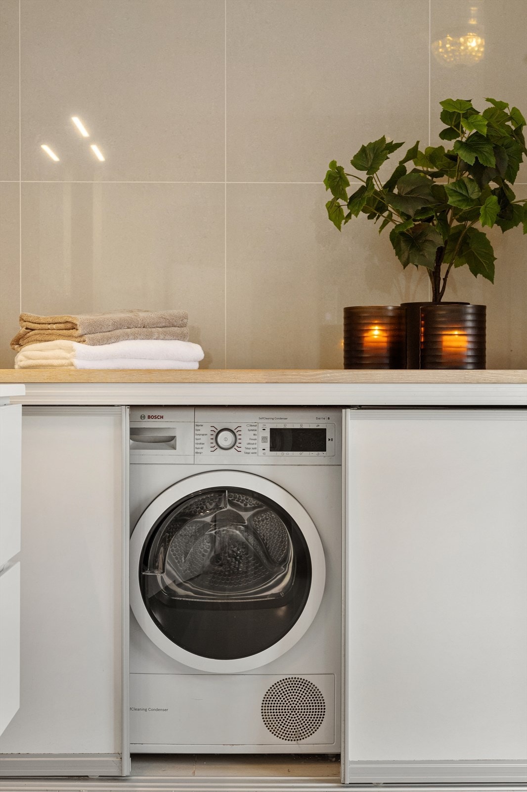 Plassbygd vaskenisje med benkeplate - ideelt for travle hverdager. Galleribilde