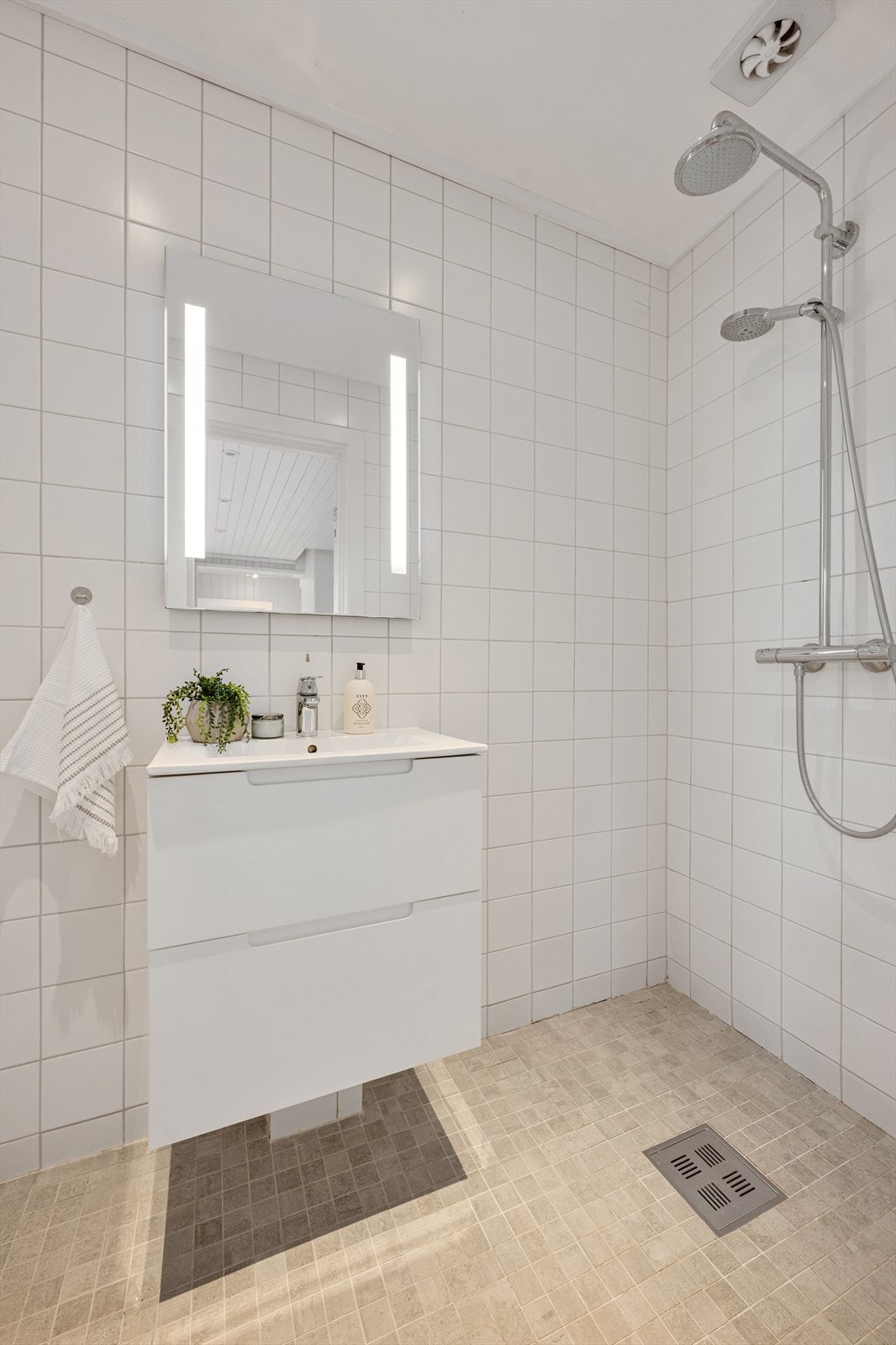 Bad nr 2 - flislagte overflater, dusj og servant med oppbevaring. Galleribilde