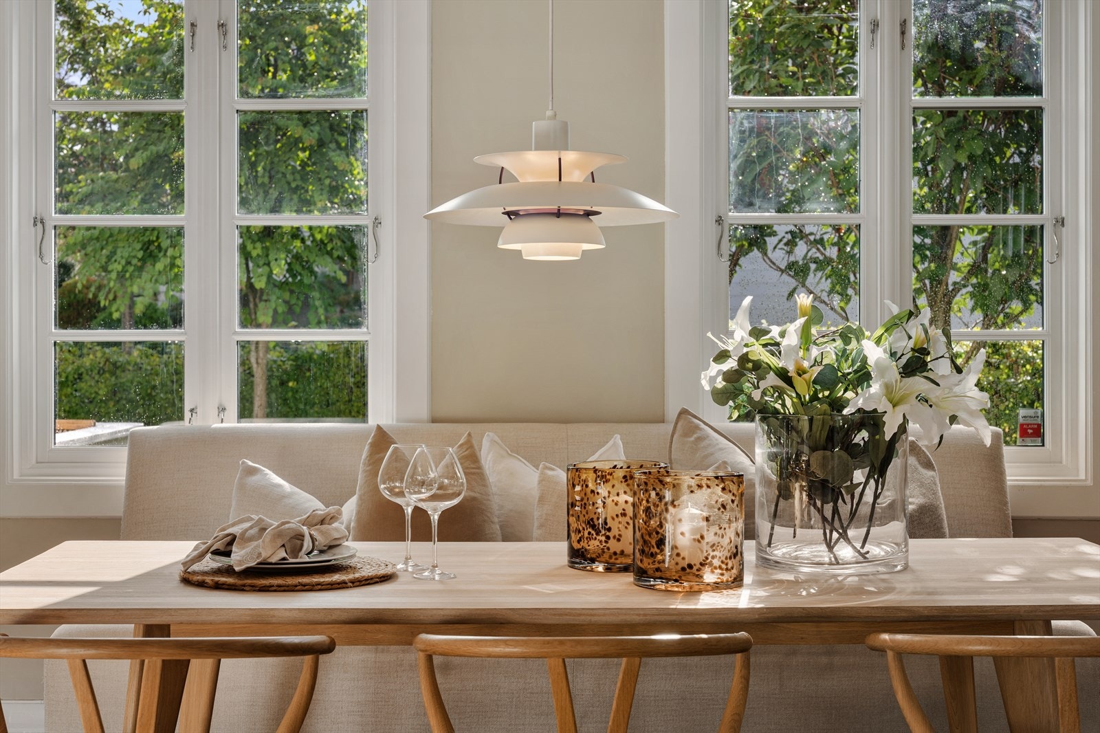 God plass til stort spisebord - perfekt til frokost, lekser og hyggelige måltider. Galleribilde