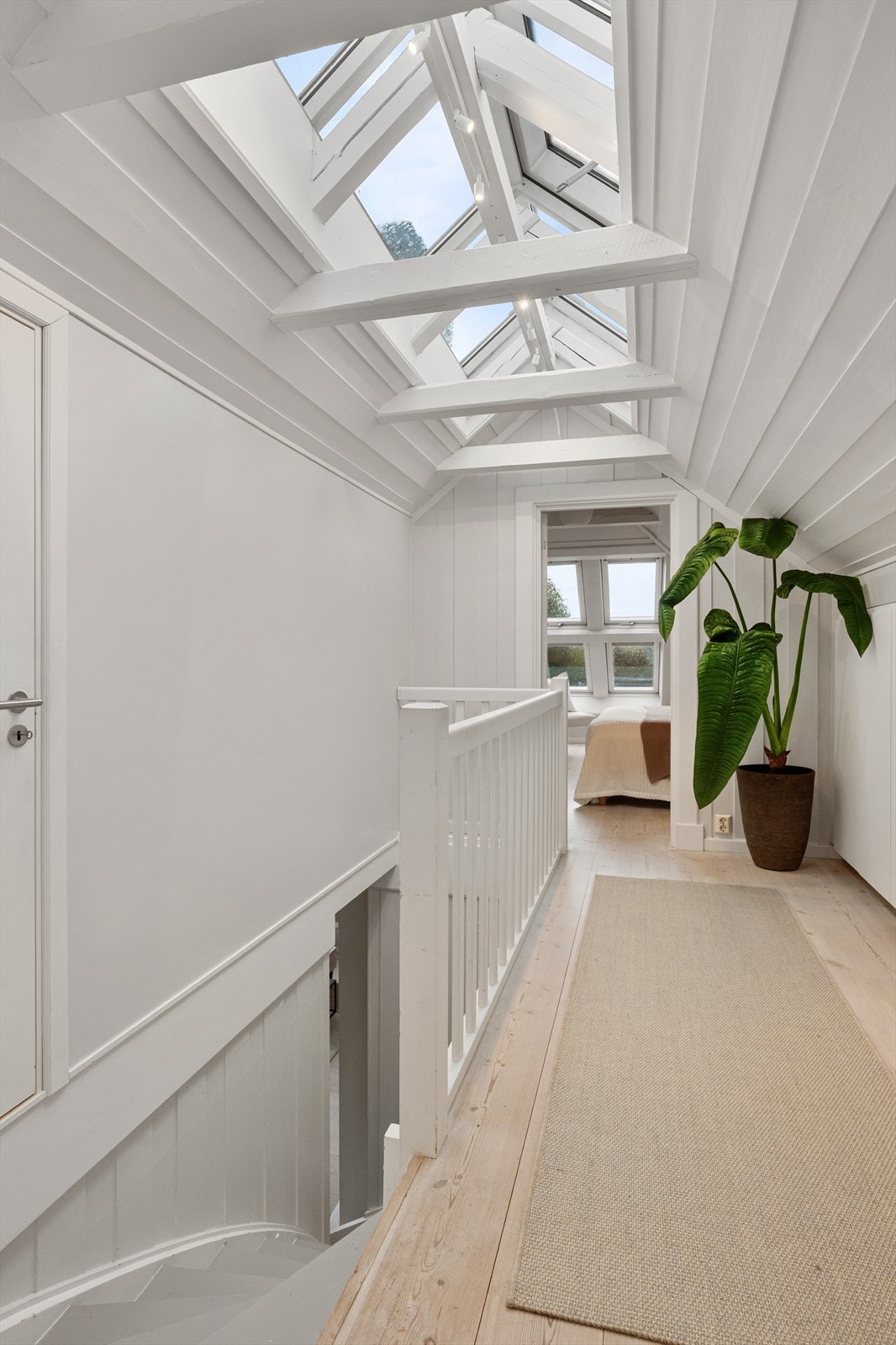Loftet imponerer med sine unike takvinduer, samt praktisk lagringsbod for oppbevaring. Galleribilde