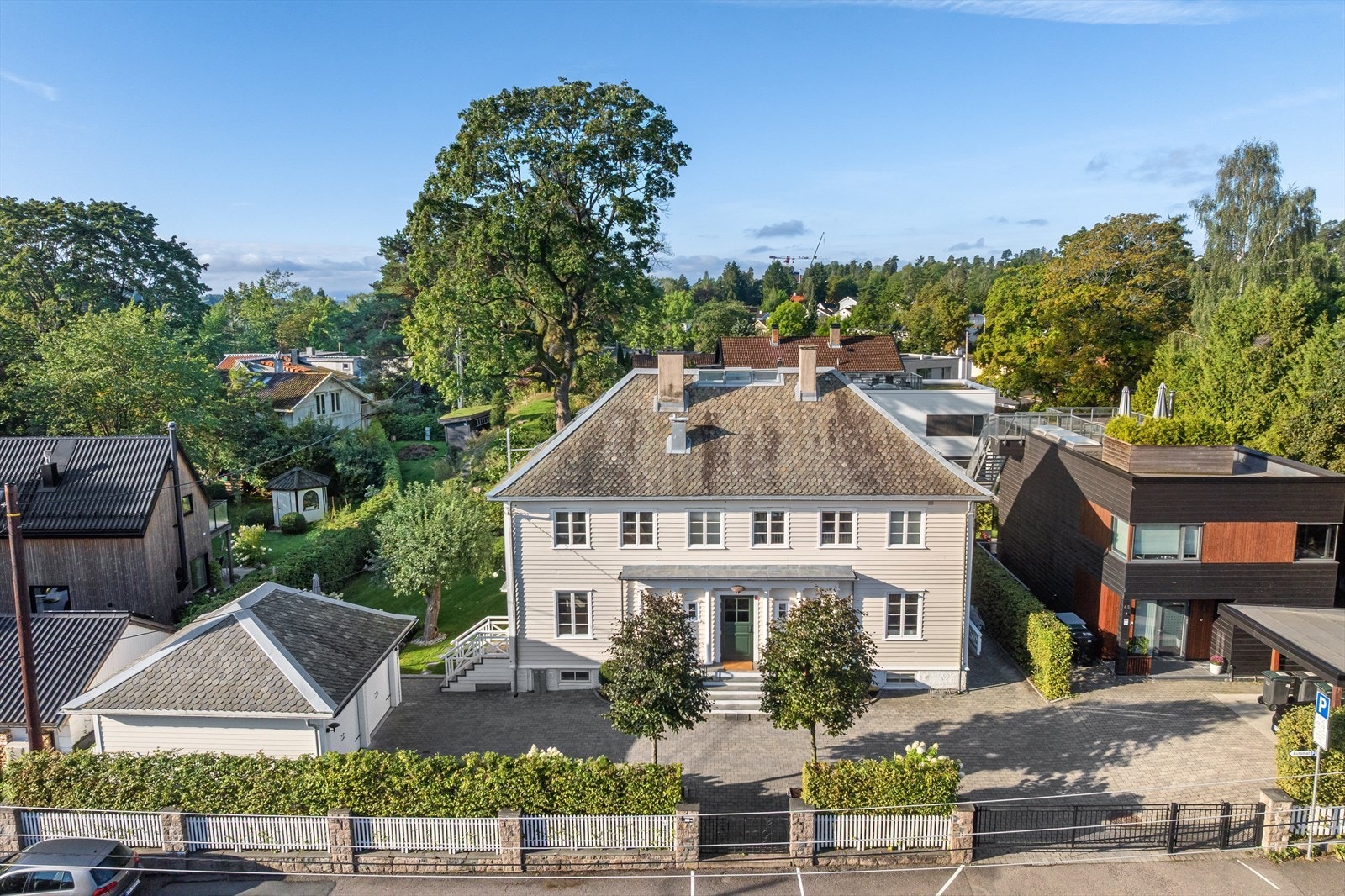 Eiendommen er innrammet med gjerde og port - en praktisk og elegant løsning. Galleribilde