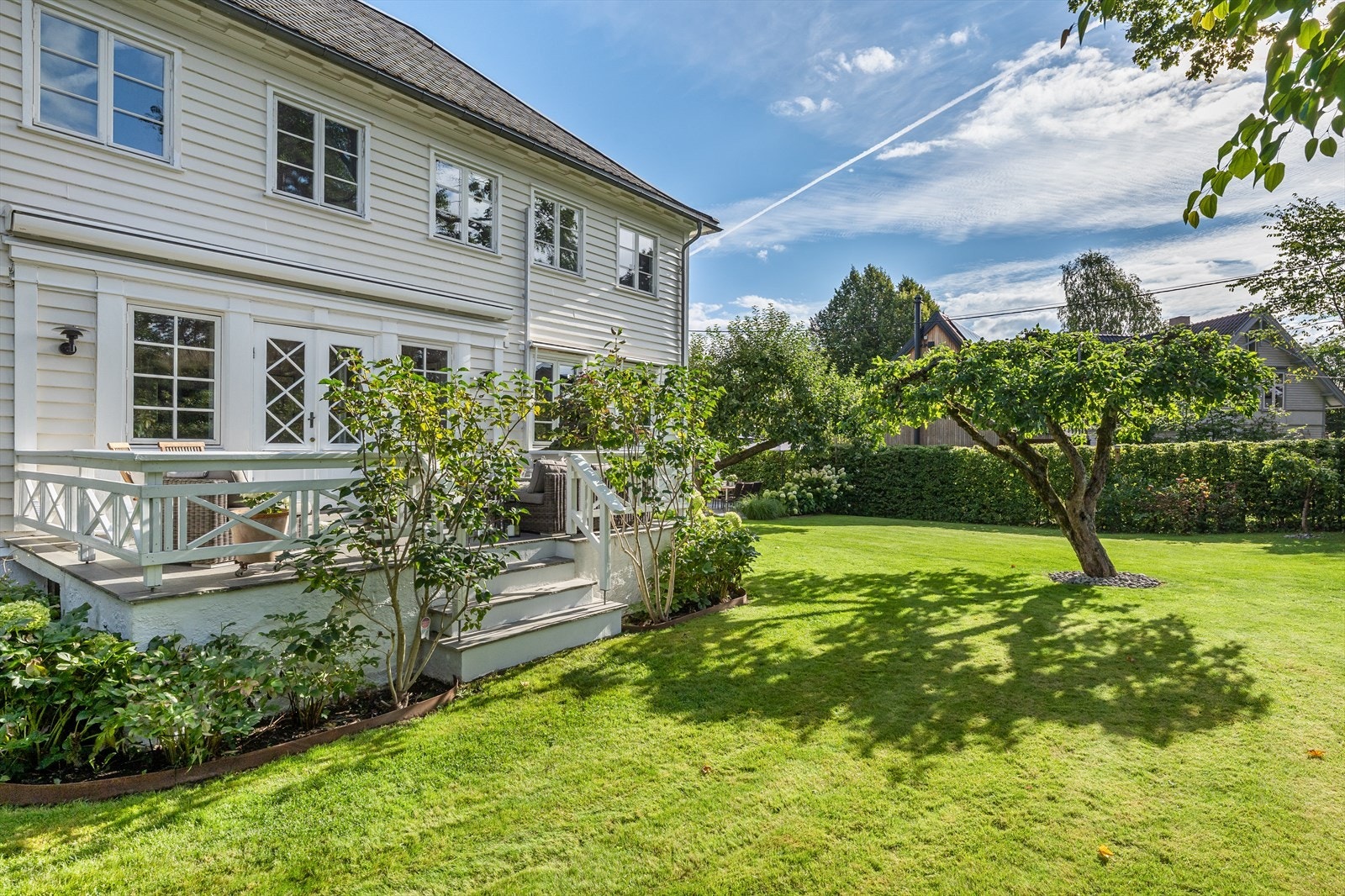 Direkte utgang fra terrasse-ut i den frodige hagen. Galleribilde