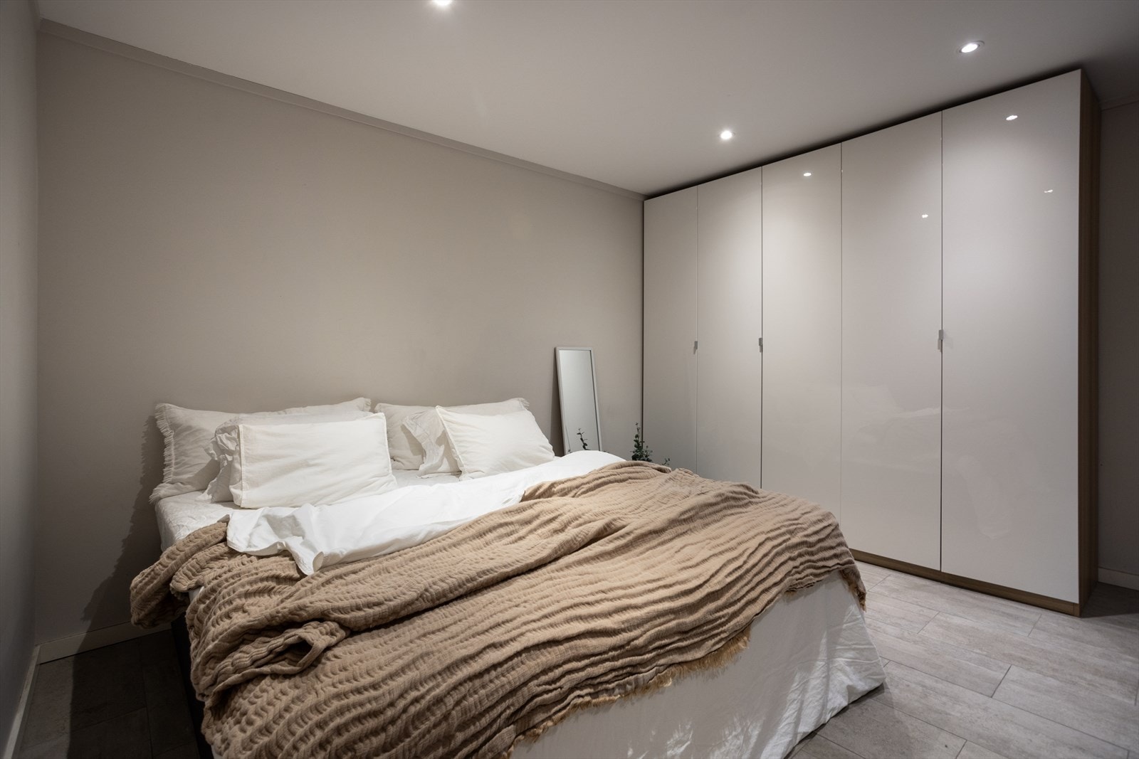 Soverom med vindu og plass til dobbeltseng, nattbord og garderobe/skap. Det er ikke søkt/godkjent for varig oppholdsrom. Galleribilde