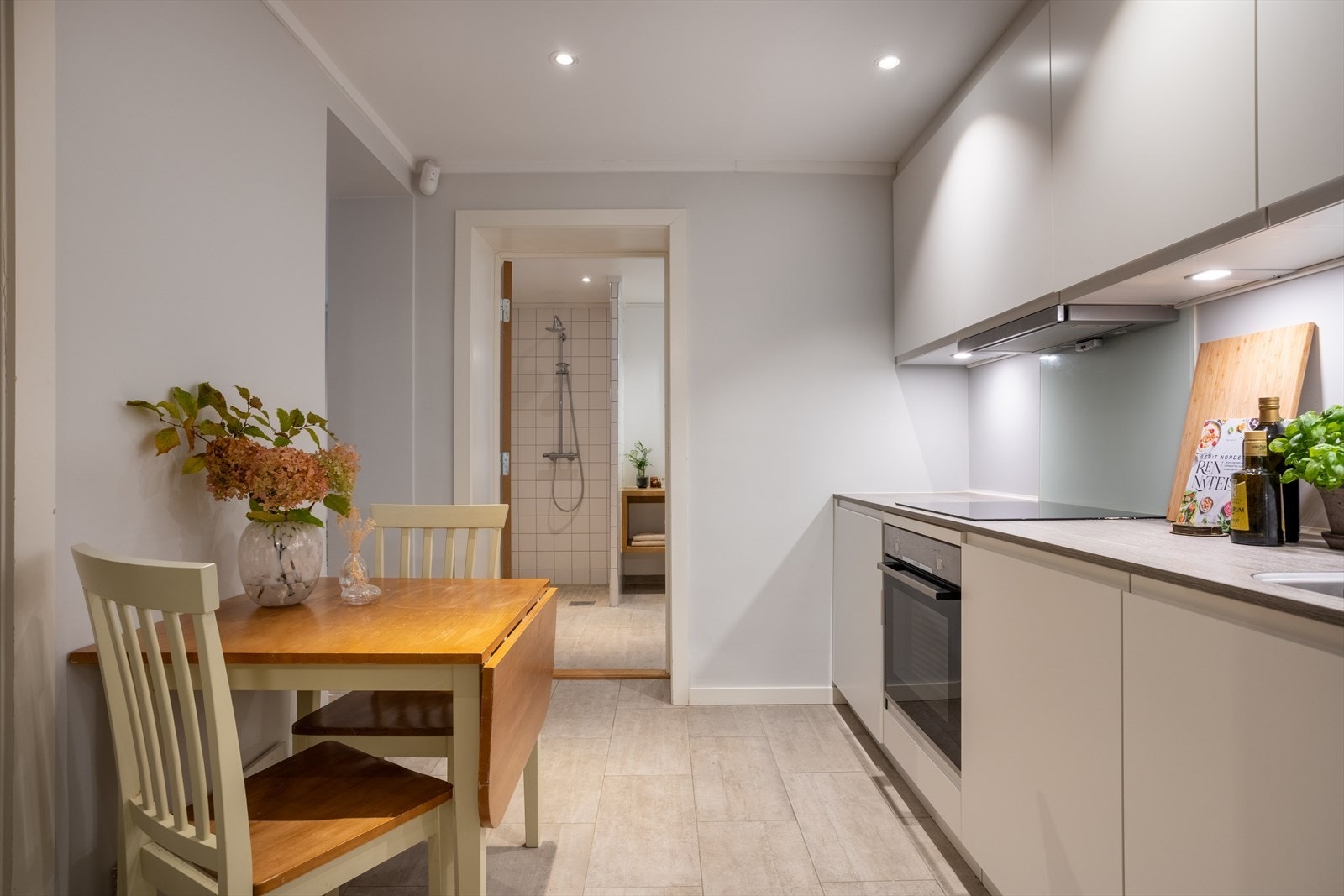 Kjøkkeninnredning fra Kvik (2018) med laminerte benkeplater, slette skapfronter og godt med oppbevaringsmuligheter i skuffer og skap. Galleribilde