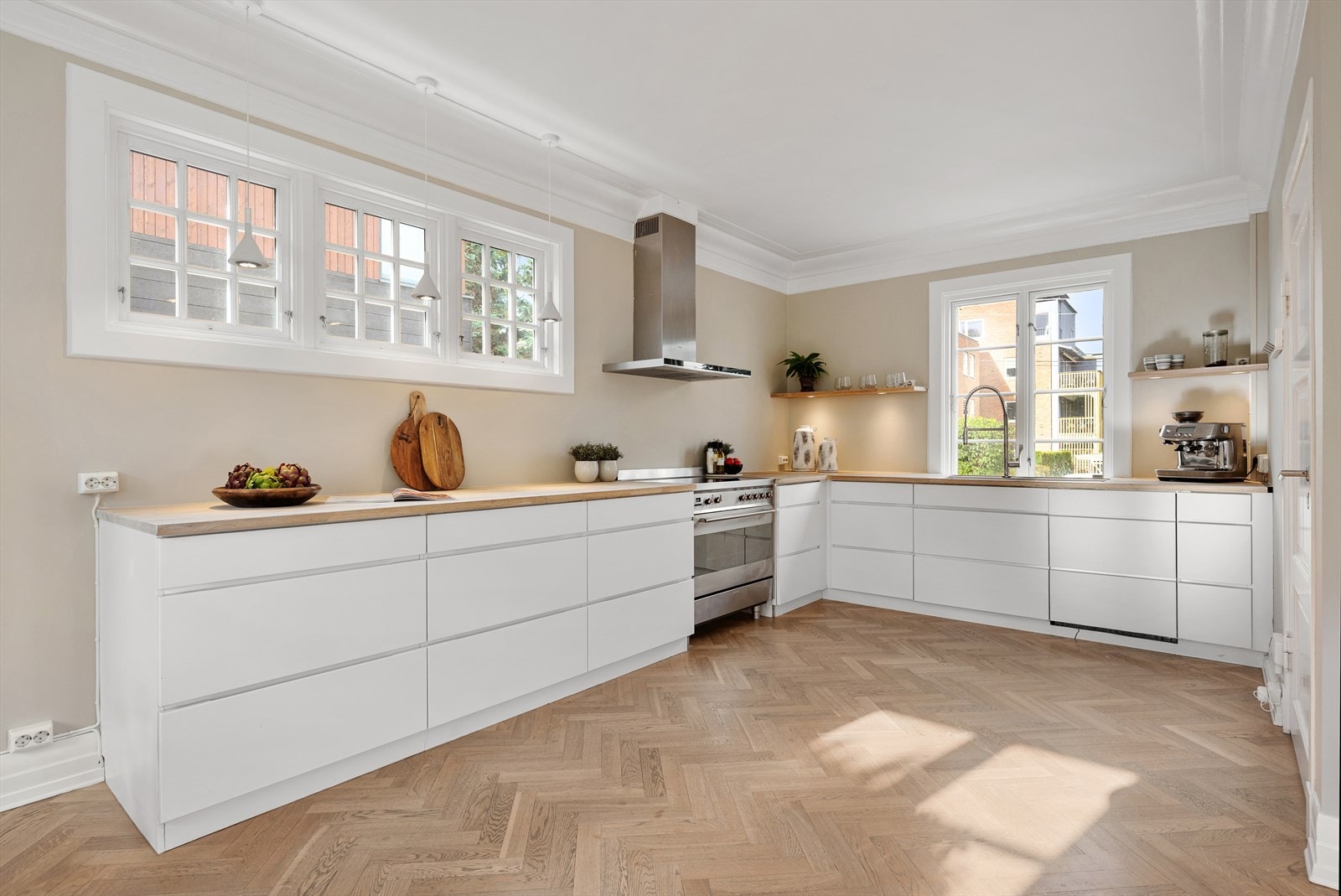 Kjøkken fra Kvik - innredet med tanke på funksjonalitet, og har rikelig med skap-skuffer og benkeplass. Galleribilde