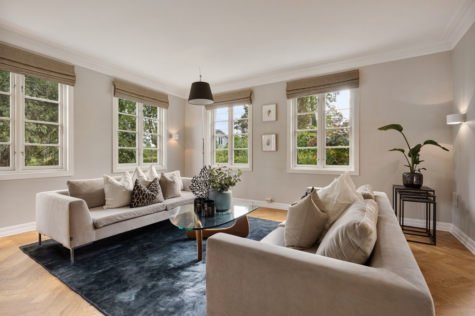 Lys og innbydende stue med god plass til stor sofa, stuebord og tilhørende møblement, samt vinduer som slipper inn rikelig med lys. Galleribilde