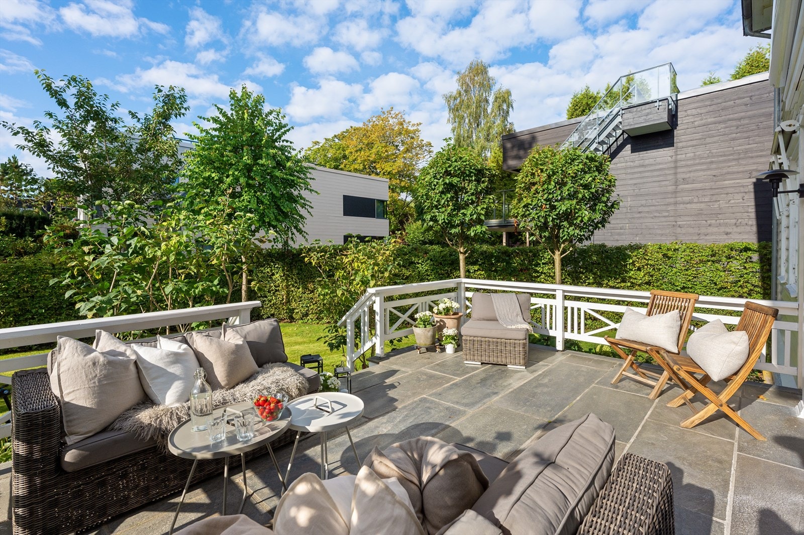 Her kan sommerkveldene nytes med plass til både spisegruppe, lounge og grill. Galleribilde