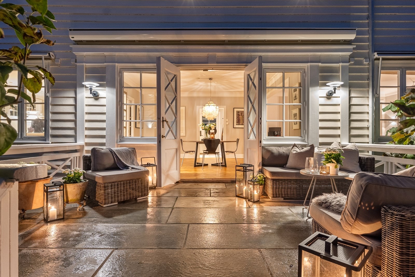 Terrassen er belagt med oppdalskifer, fjernstyrt markise og veggbelysning fra Louis Poulsen. Galleribilde