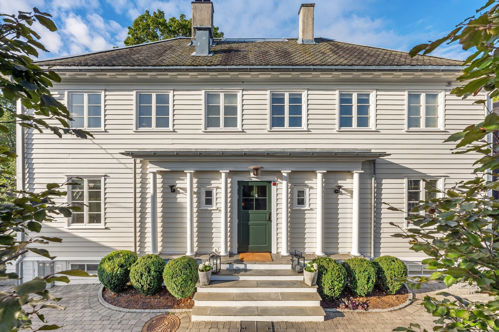 Eiendommen er nylig tilbakeført til sin opprinnelige herskapeliget med antikkhvit fasade og tidsriktige detaljer. Galleribilde