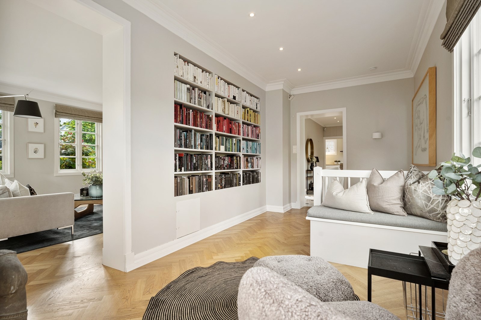 Bibliotek med plassbygd bokhylle - ett unikt rom som tilfører det lille ekstra. Galleribilde