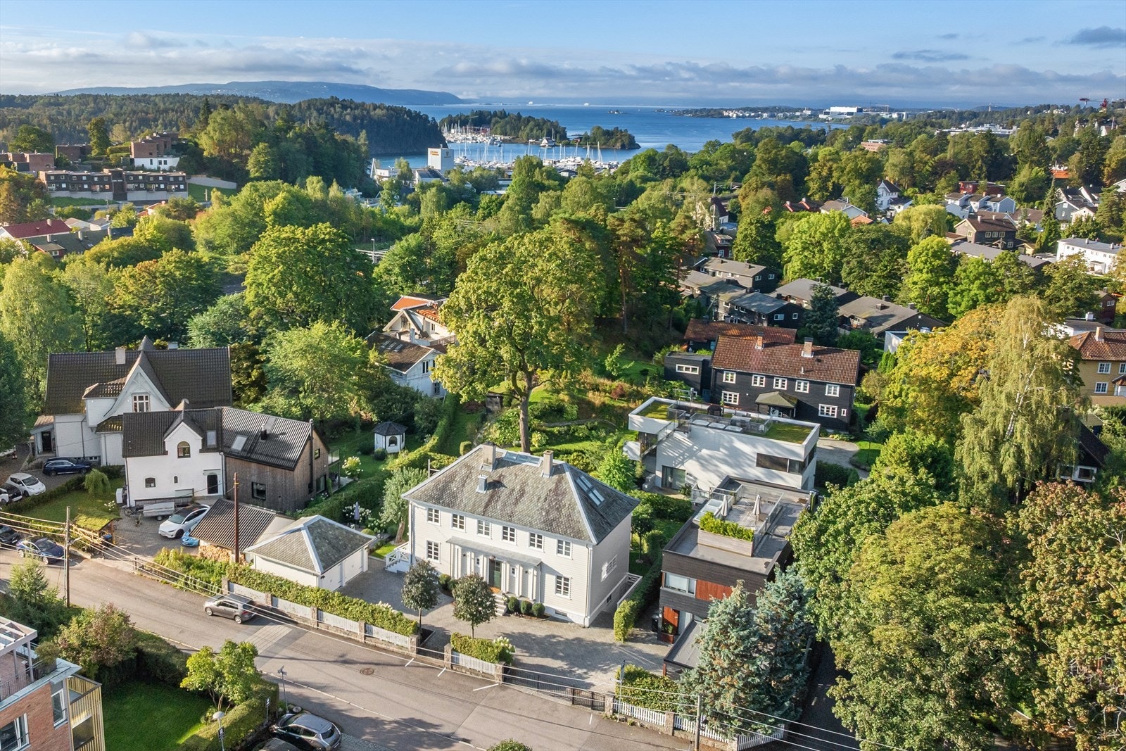 Sentral beliggenhet med kort vei til sjøen. Galleribilde