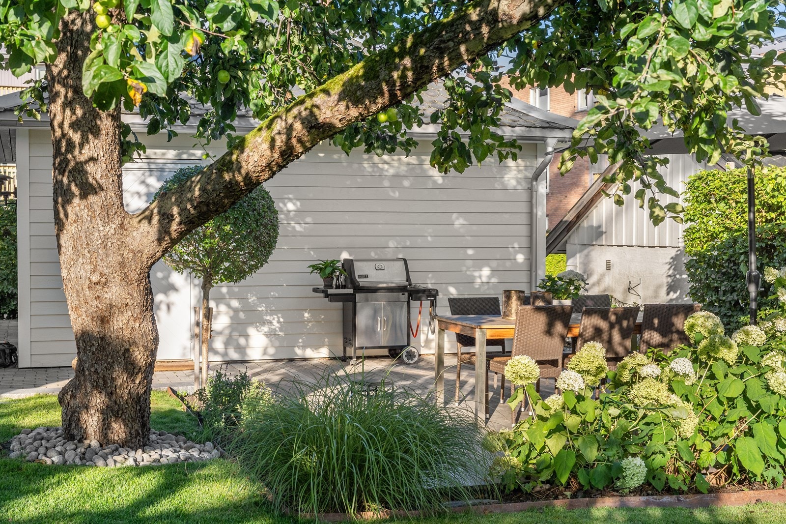Nydelig beplantning - gir en lun og skjermet stemning. Galleribilde