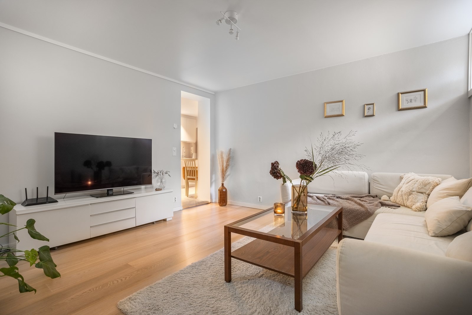 Stuen har god plass til sofa, stuebord og tilhørende møblement. Galleribilde