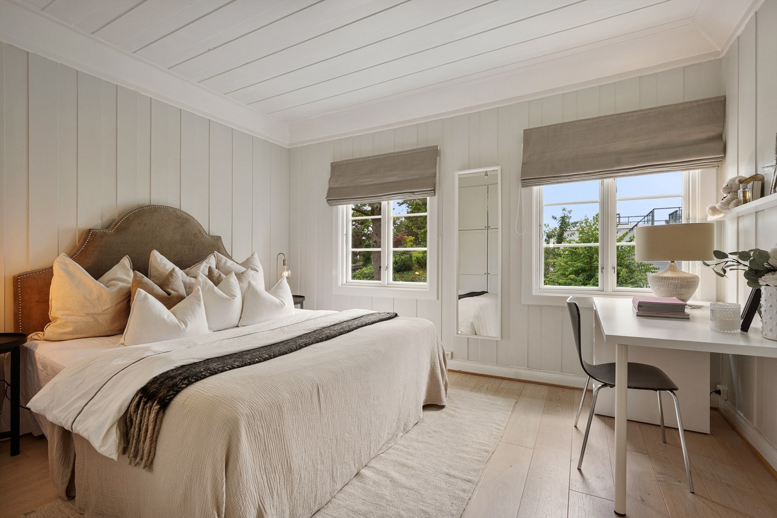 Soverom nr 2 - plass til dobbeltseng, nattbord, skrivepult og garderobeskap. Galleribilde