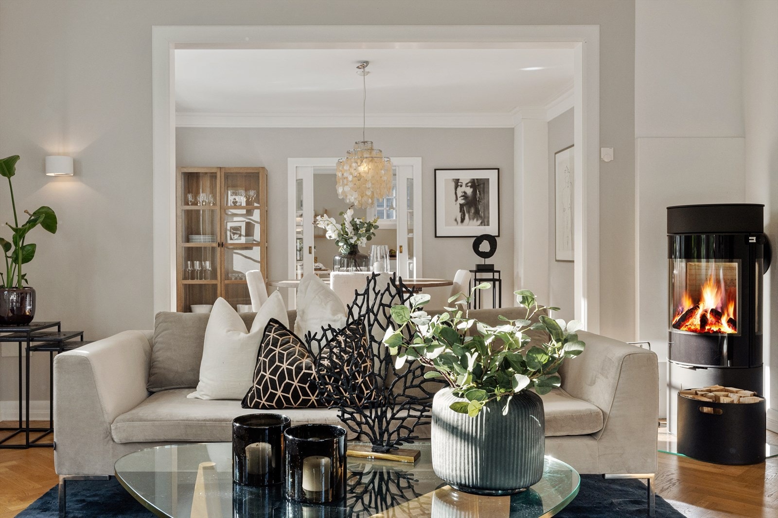 Elegante overganger mellom oppholdsrommene. Galleribilde