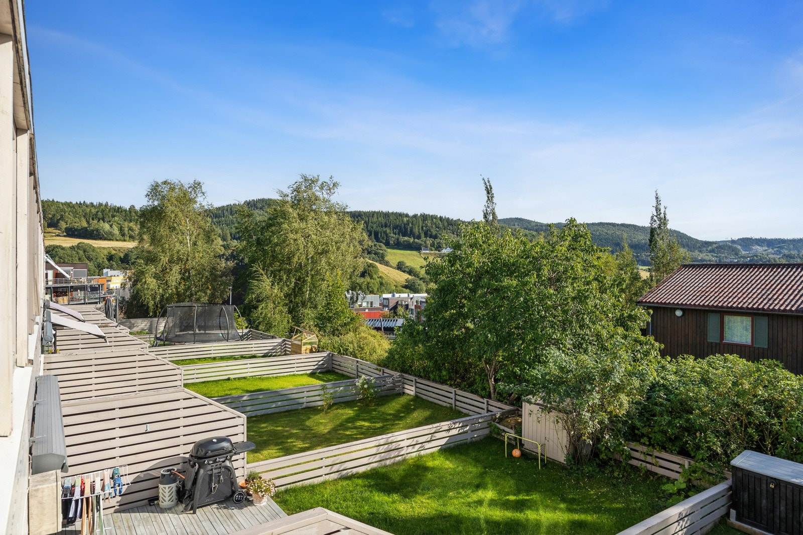 Flott utsikt over området rundt fra 2. etasje. Galleribilde