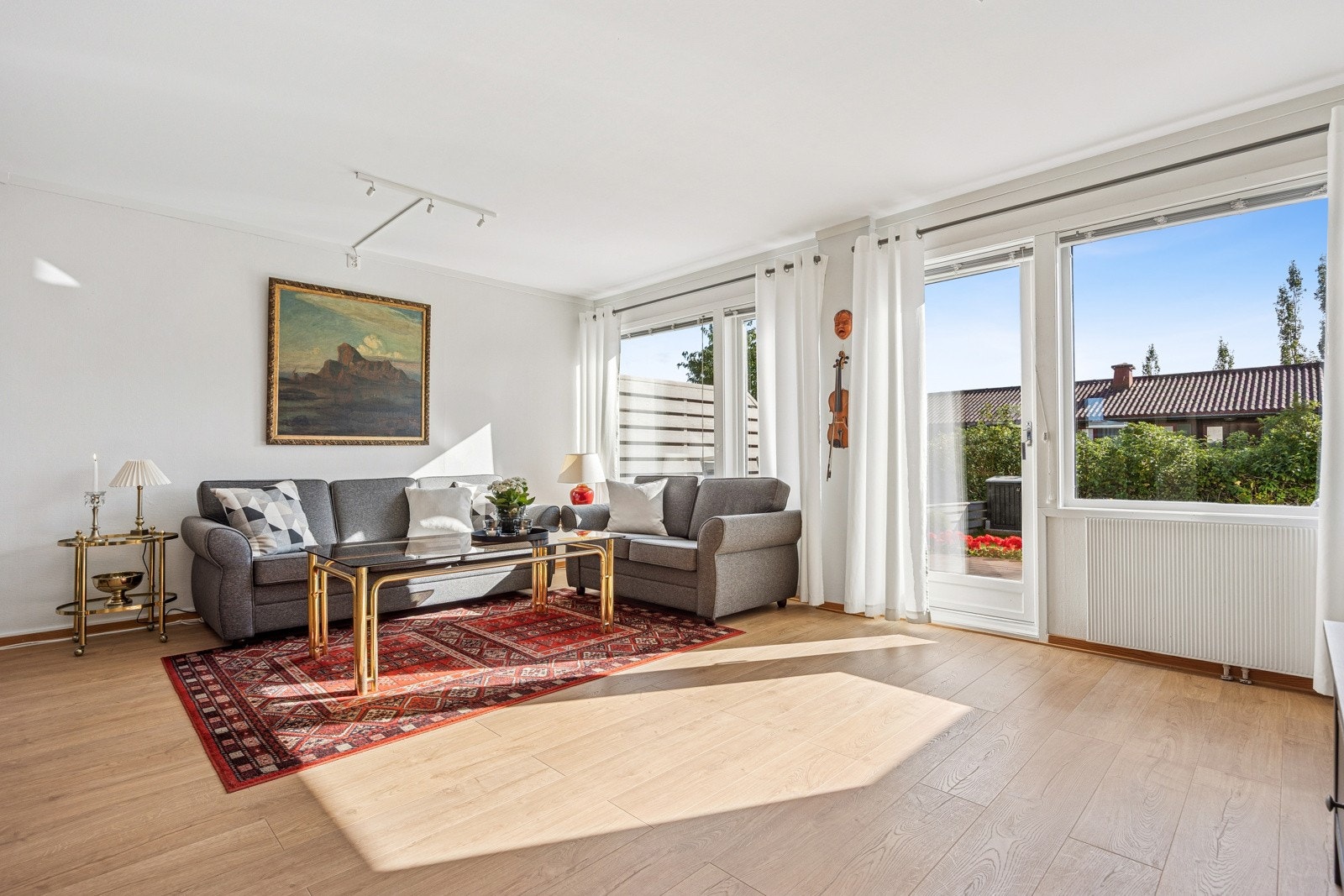 Stor og lys stue med god plass for flere møbelsoner. Galleribilde