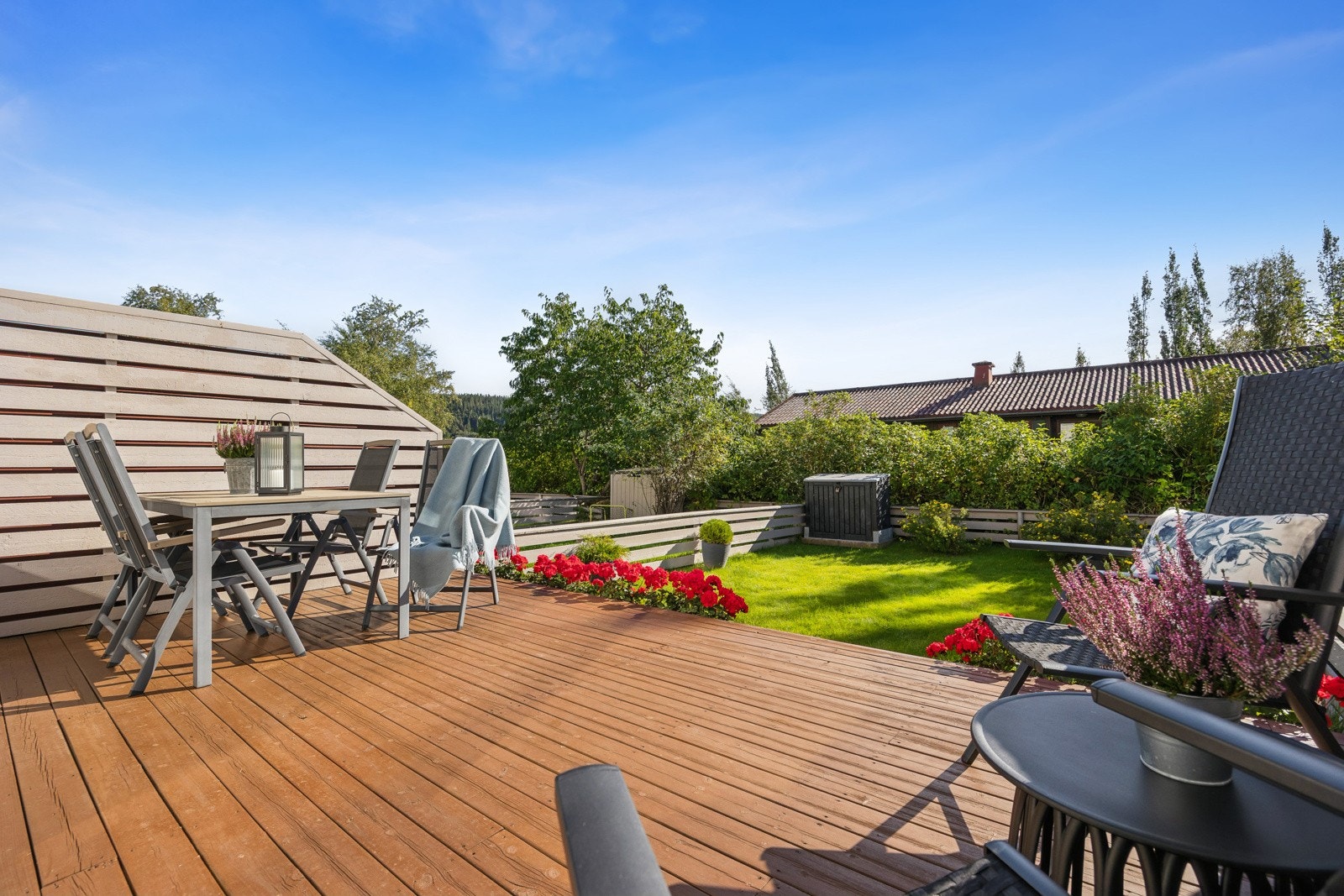 Fra terrassen har man direkte adkomst til et eget hageareal. Galleribilde