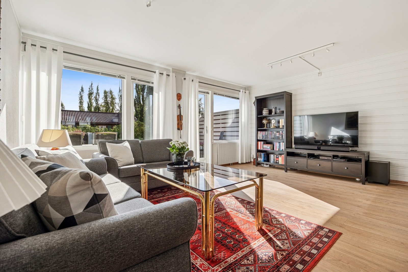 Store vindusflater, og utgang til en sørvendt terrasse og hage. Galleribilde