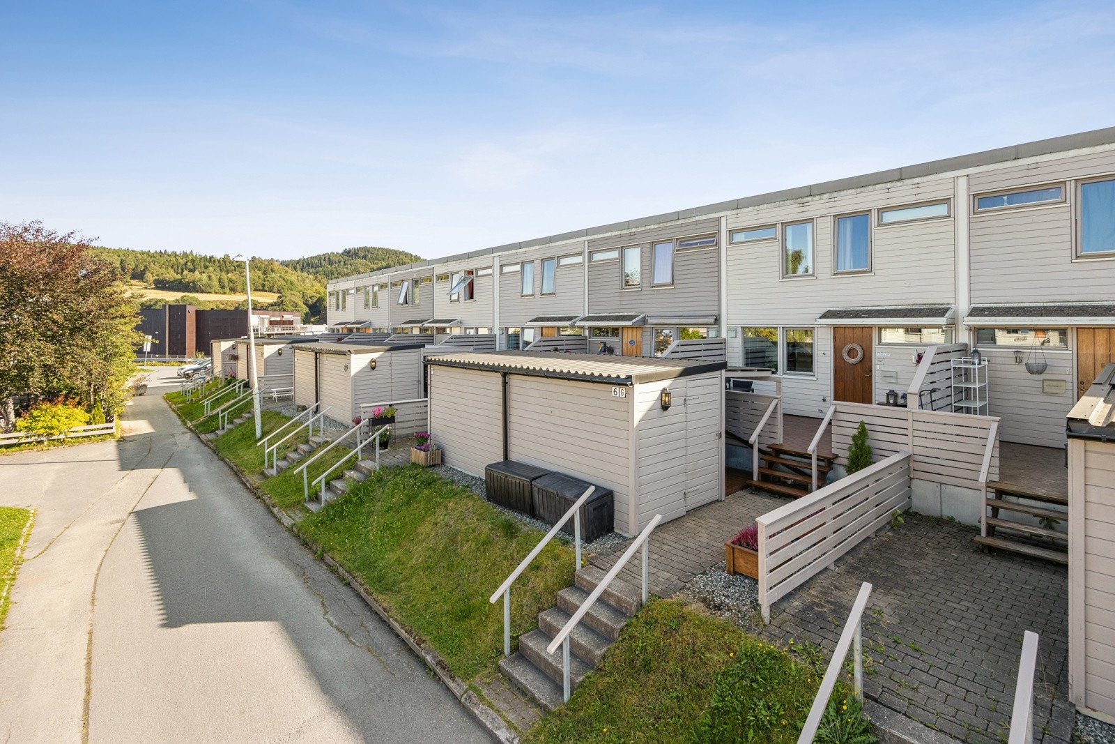 Boligen har en fin beliggenhet i et rolig og trafikkstille tun med uteplasser på begge sider av huset. Galleribilde