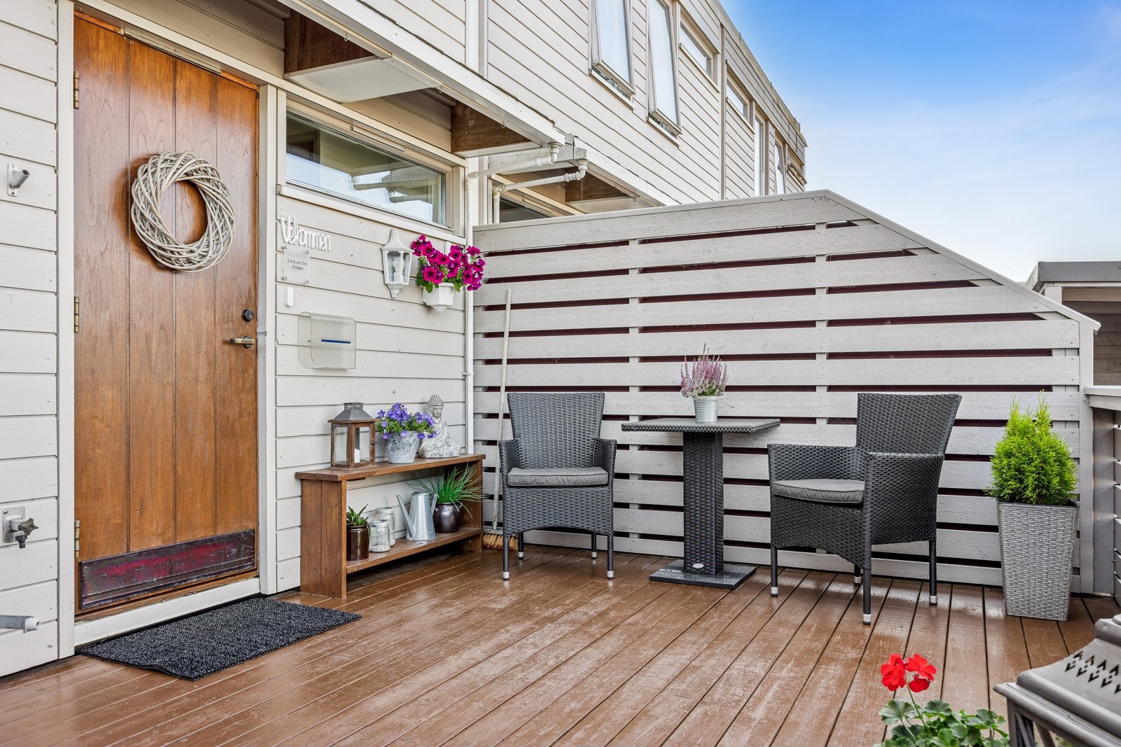 Hyggelig uteplass ved inngangspartiet med rom for flere sittegrupper. Galleribilde