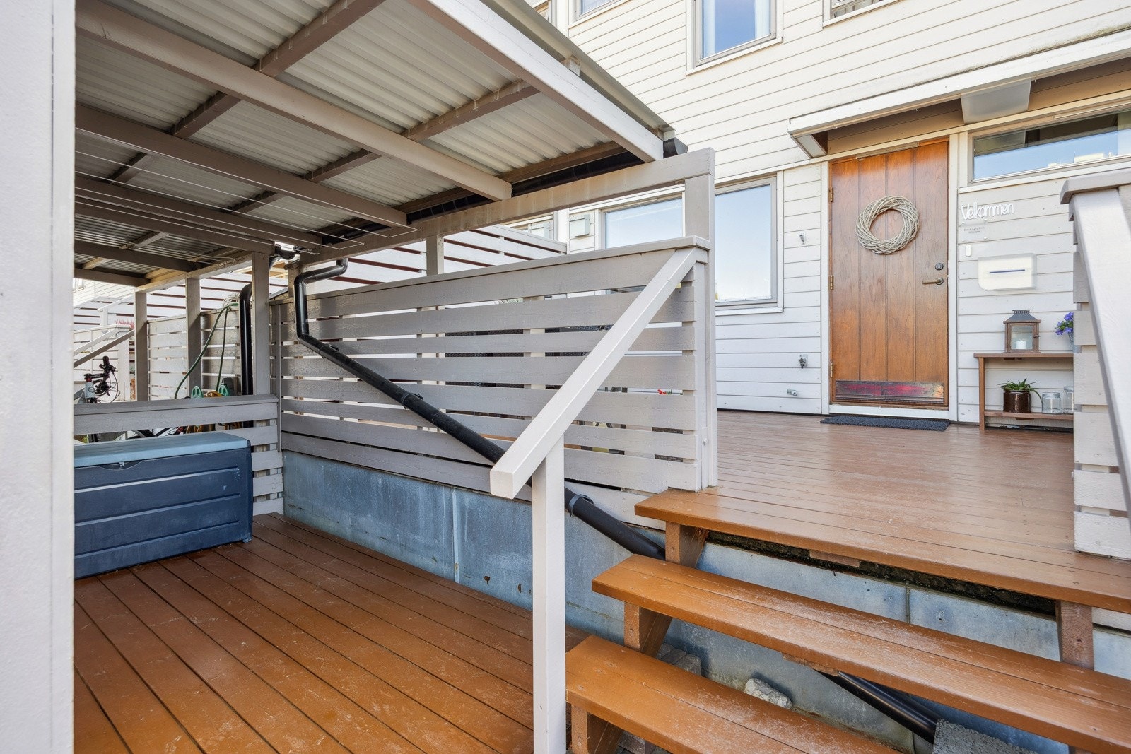 Like ved inngangspartiet har man en praktisk utebod samt et overbygd område som er godt egnet for oppbevaring av sykler, utemøbler o.l. Galleribilde