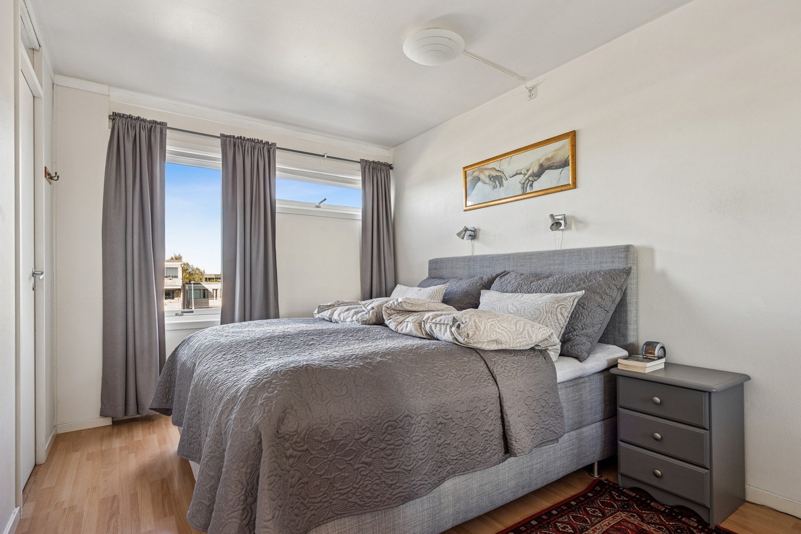 Hovedsoverommet er lyst og romslig, med adkomst til et ekstra rom (godkjent som bod) som av mange benyttes som kontor eller garderobe. Galleribilde