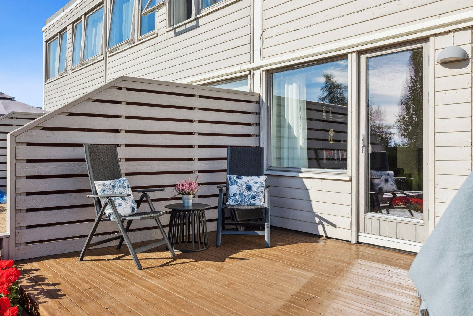 Terrassen er vendt mot sør og har svært gode solforhold gjennom store deler av dagen. Galleribilde