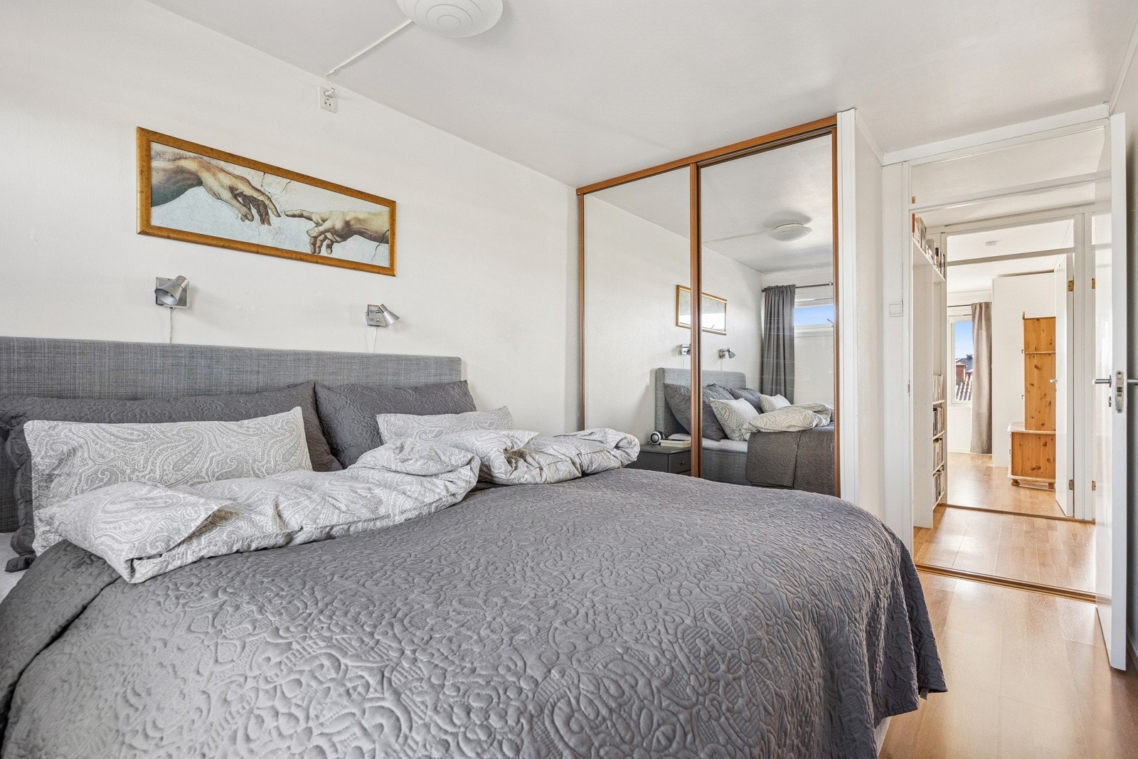 Det er satt inn skyvedørsgarderobe med speilfronter på hovedsoverommet. Galleribilde