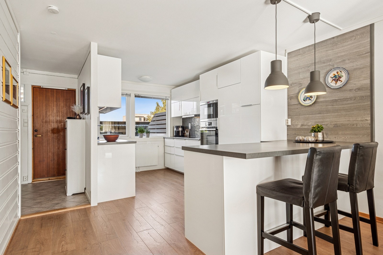 Kjøkkenet består av en lys innredning med integrerte hvitevarer. Galleribilde