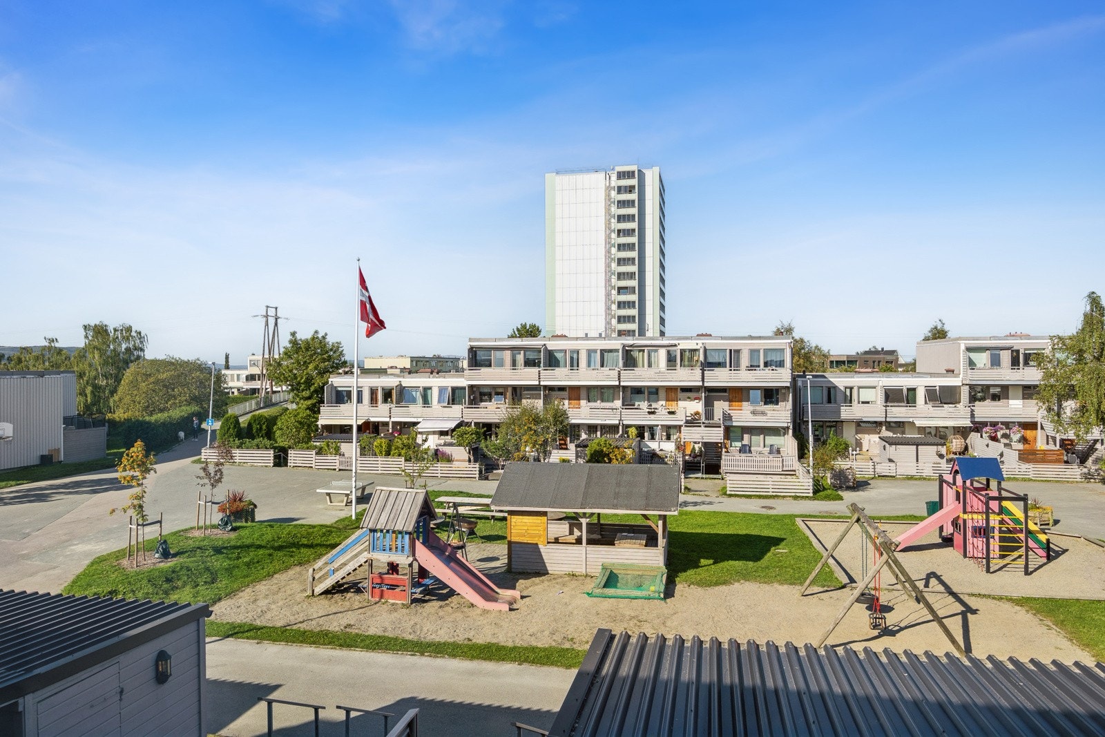 Flott utsikt over området rundt fra 2. etasje. Galleribilde