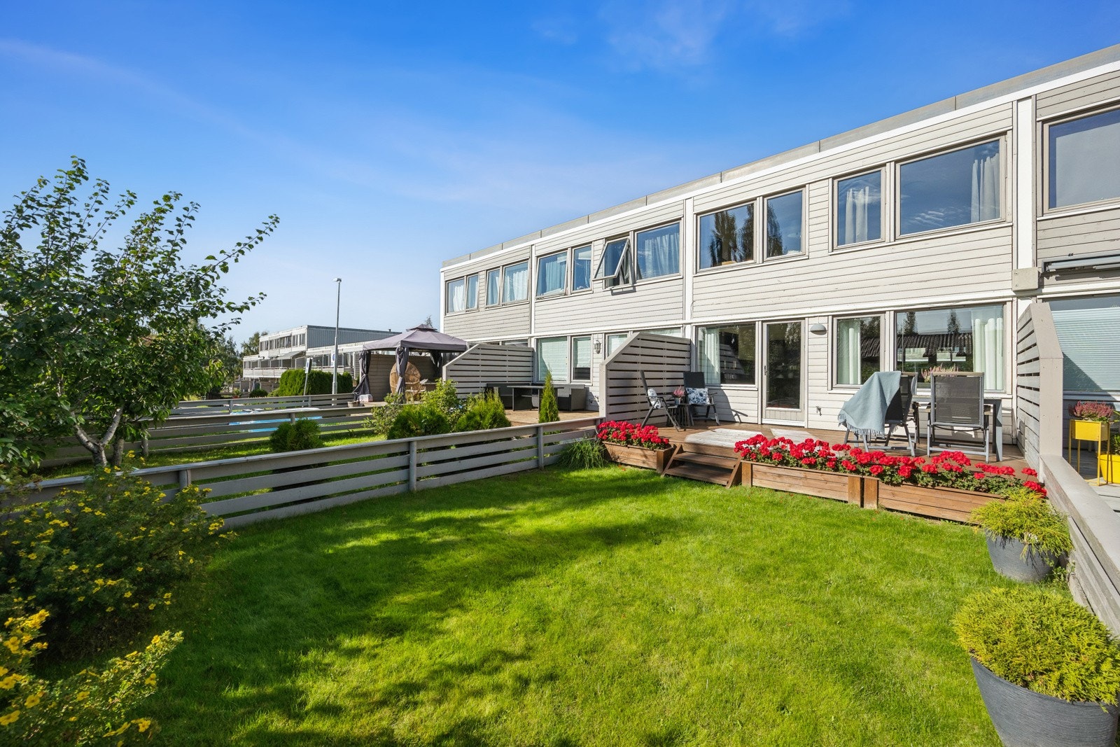 Herlig uteplass med både plenareal og terrasse, som gir mange muligheter for den med grønne fingre. Galleribilde