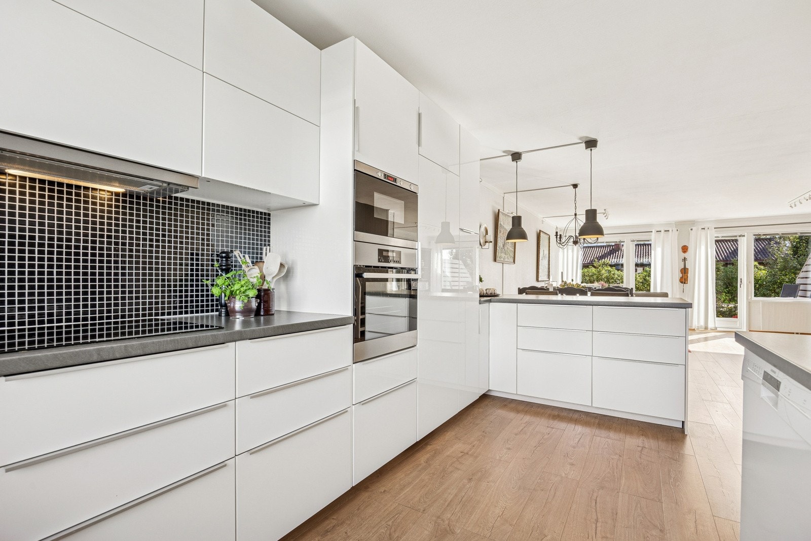 Kjøkkenet er som skreddersydd for familien, med rikelig oppbevaringsplass i sine mange skuffer og skap, og en god arbeidsbenk som gir rom for flere kokker. Galleribilde