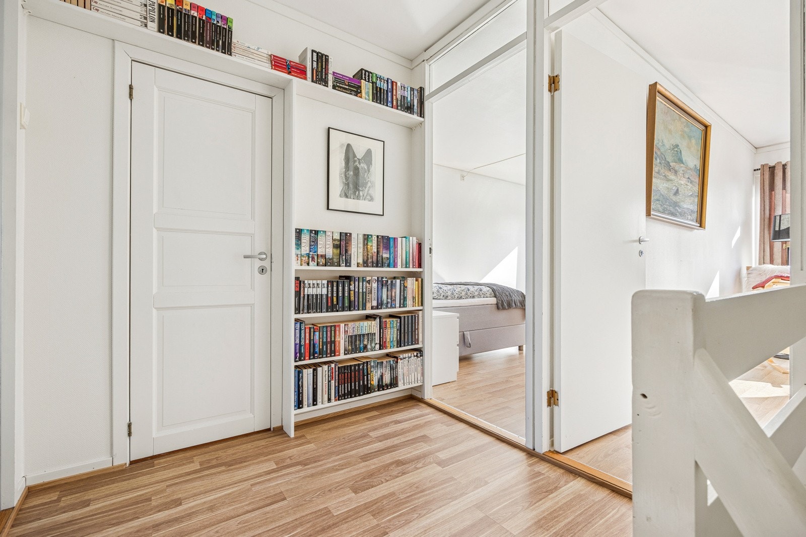 Andre etasje består av gang, 3 soverom, bad og 2 boder. Galleribilde