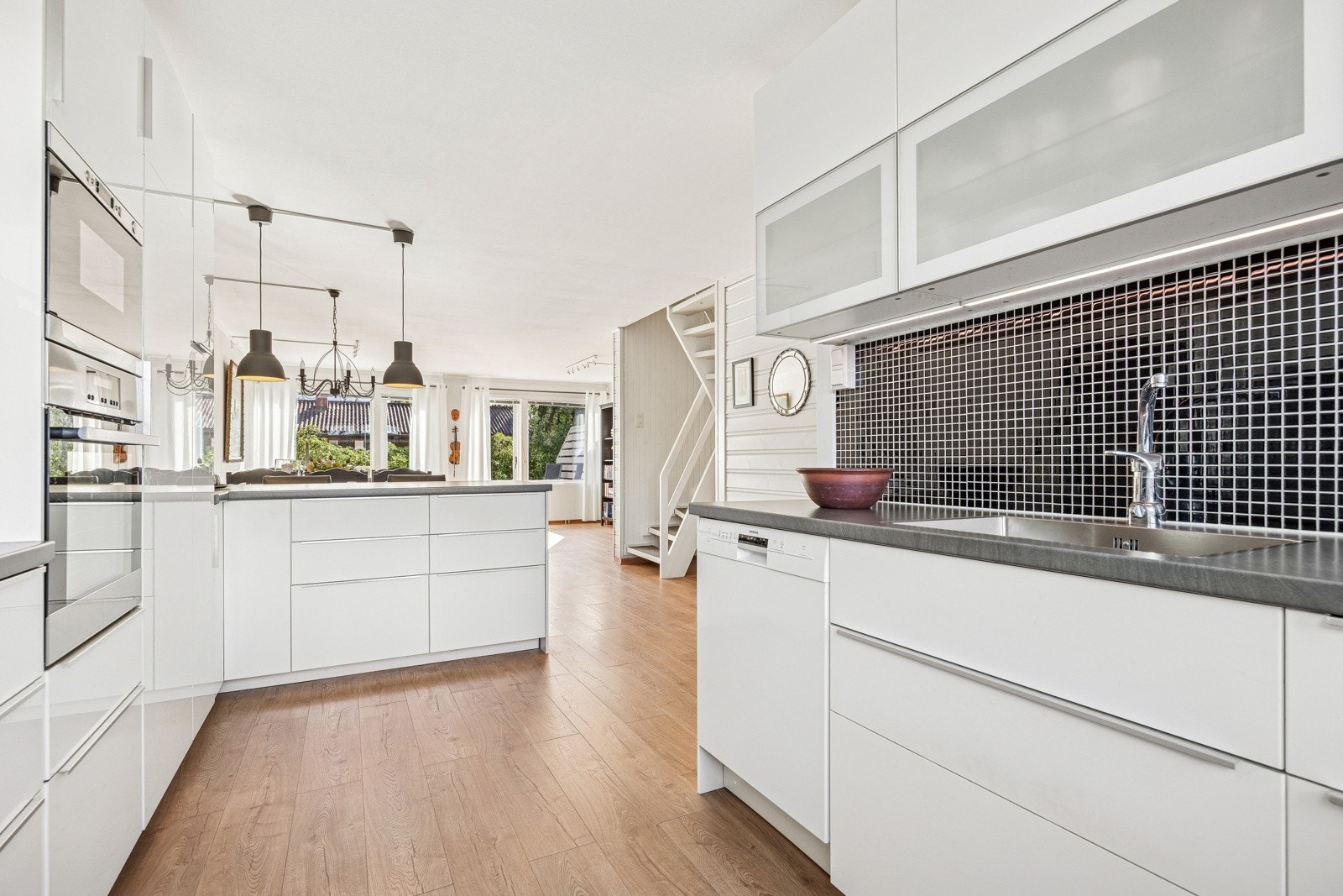 Den smarte kjøkkenøya kan både brukes til matlaging og som spisebord. Galleribilde