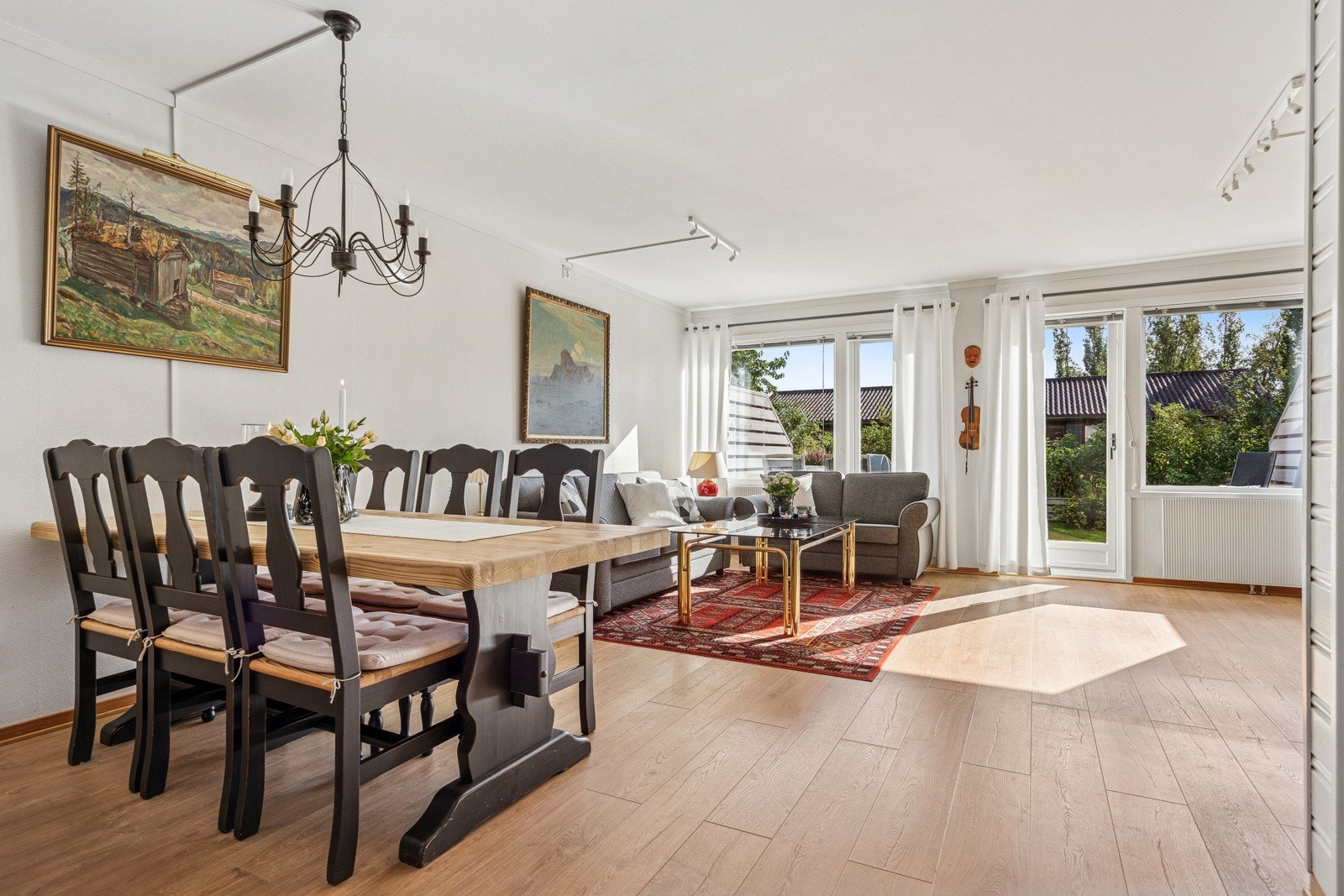 Stuen oppleves som lys og romslig, med plass for både spisegruppe og sofa. Galleribilde