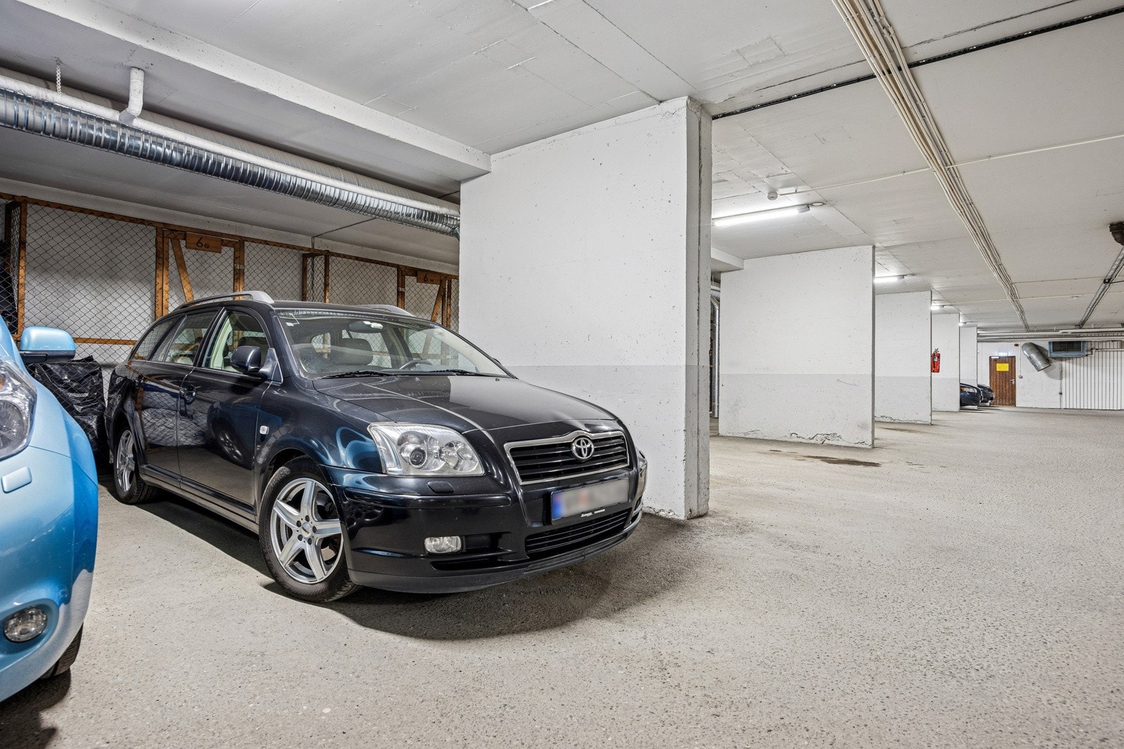 Det medfølger egen parkeringsplass i garasjeanlegg. Galleribilde